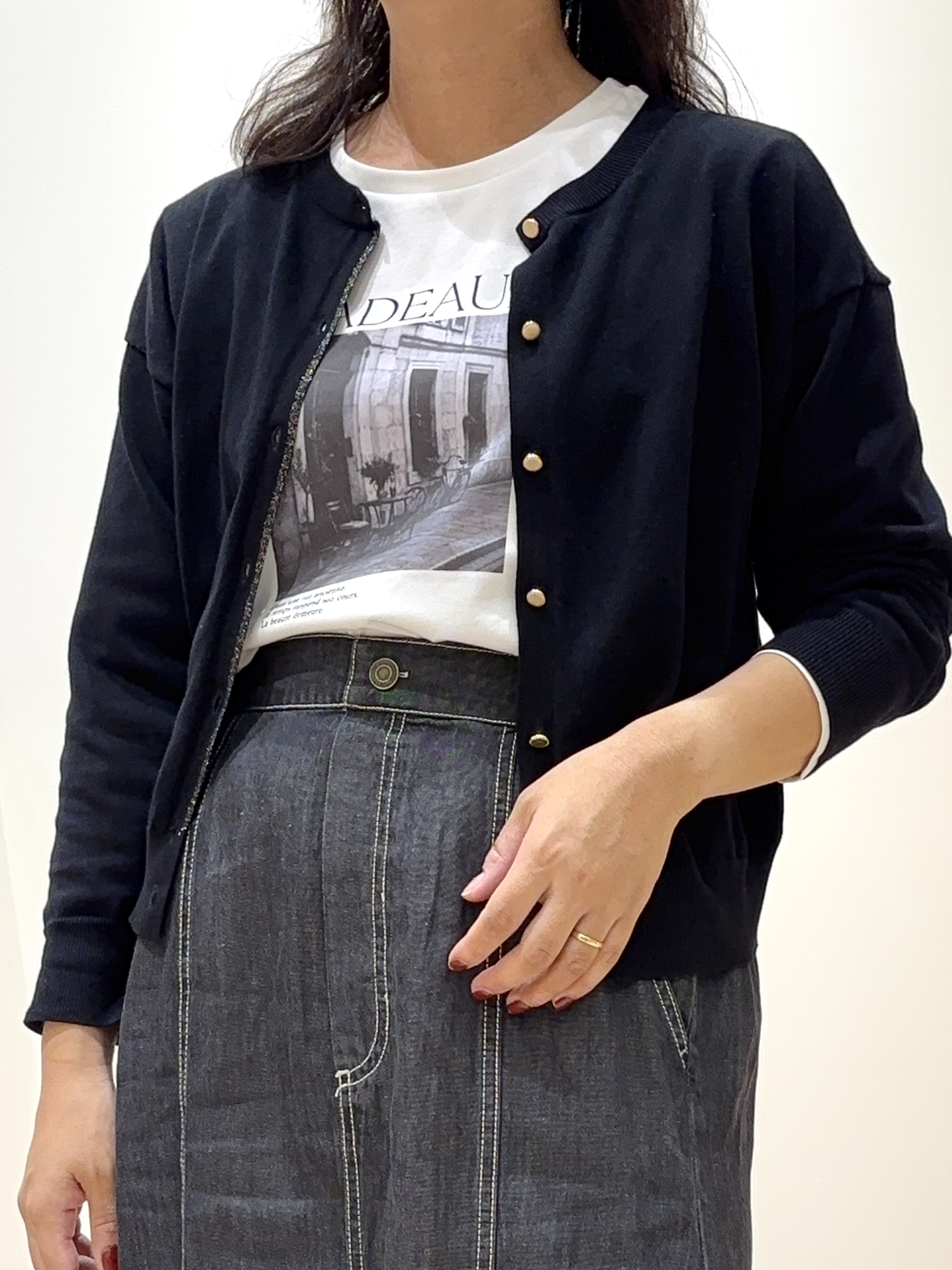 miraiさんの「grove｜【前後2WAY】さりげなく、上品にきらめく ニットカーディガン」を使ったコーディネート