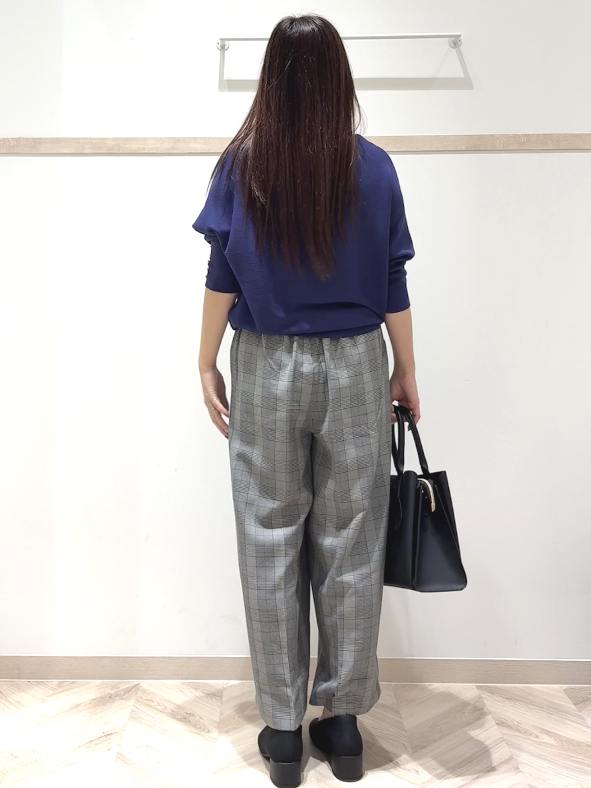 nanaさんの「SHOO･LA･RUE｜【毛玉になりにくい】パール調ボタンが女性らしさをプラス ガーター切替 7分袖ドルマンニット」を使ったコーディネート