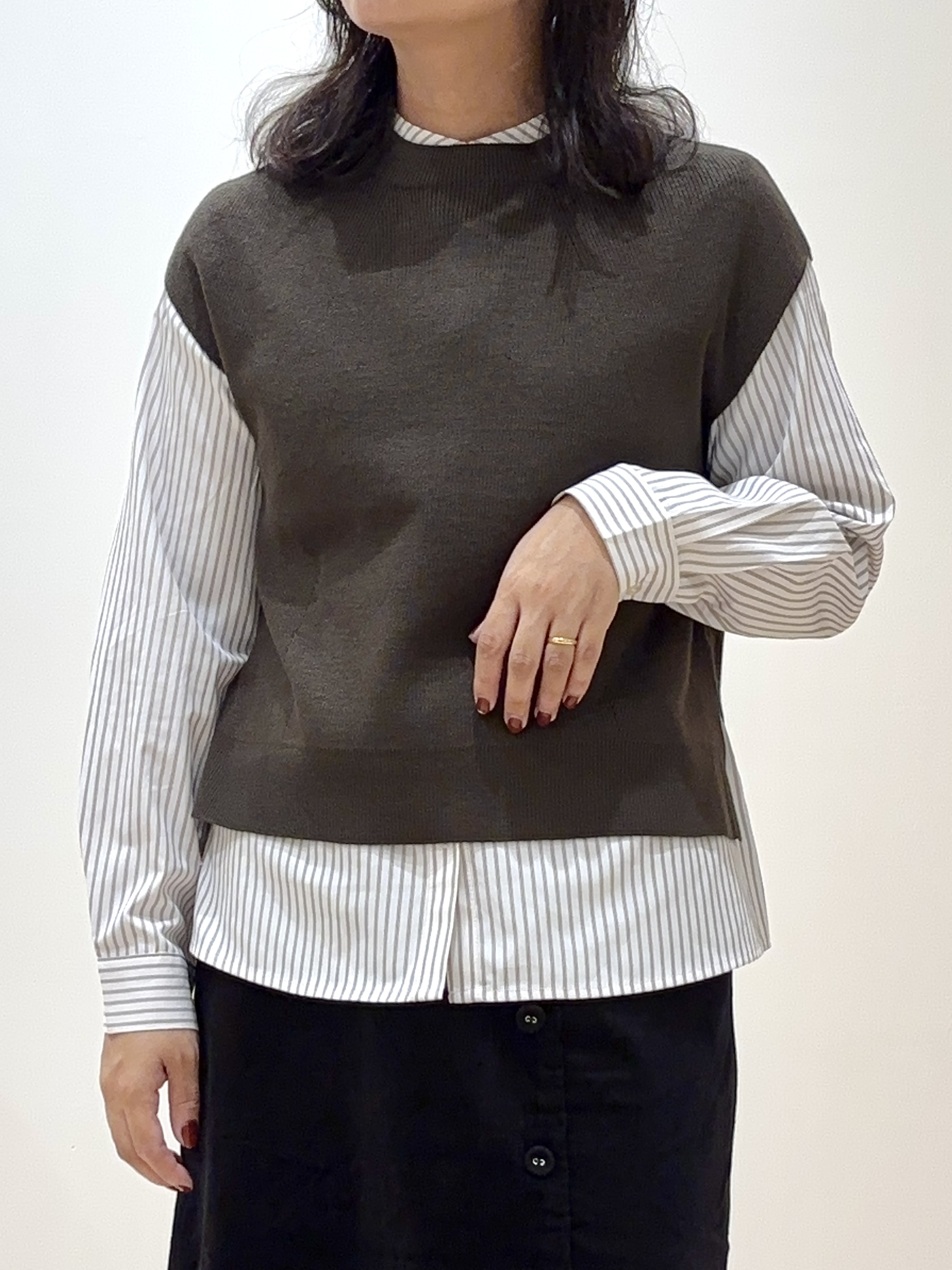 miraiさんの「grove｜【時短・着回し】ニットベスト&times;シャツSET」を使ったコーディネート