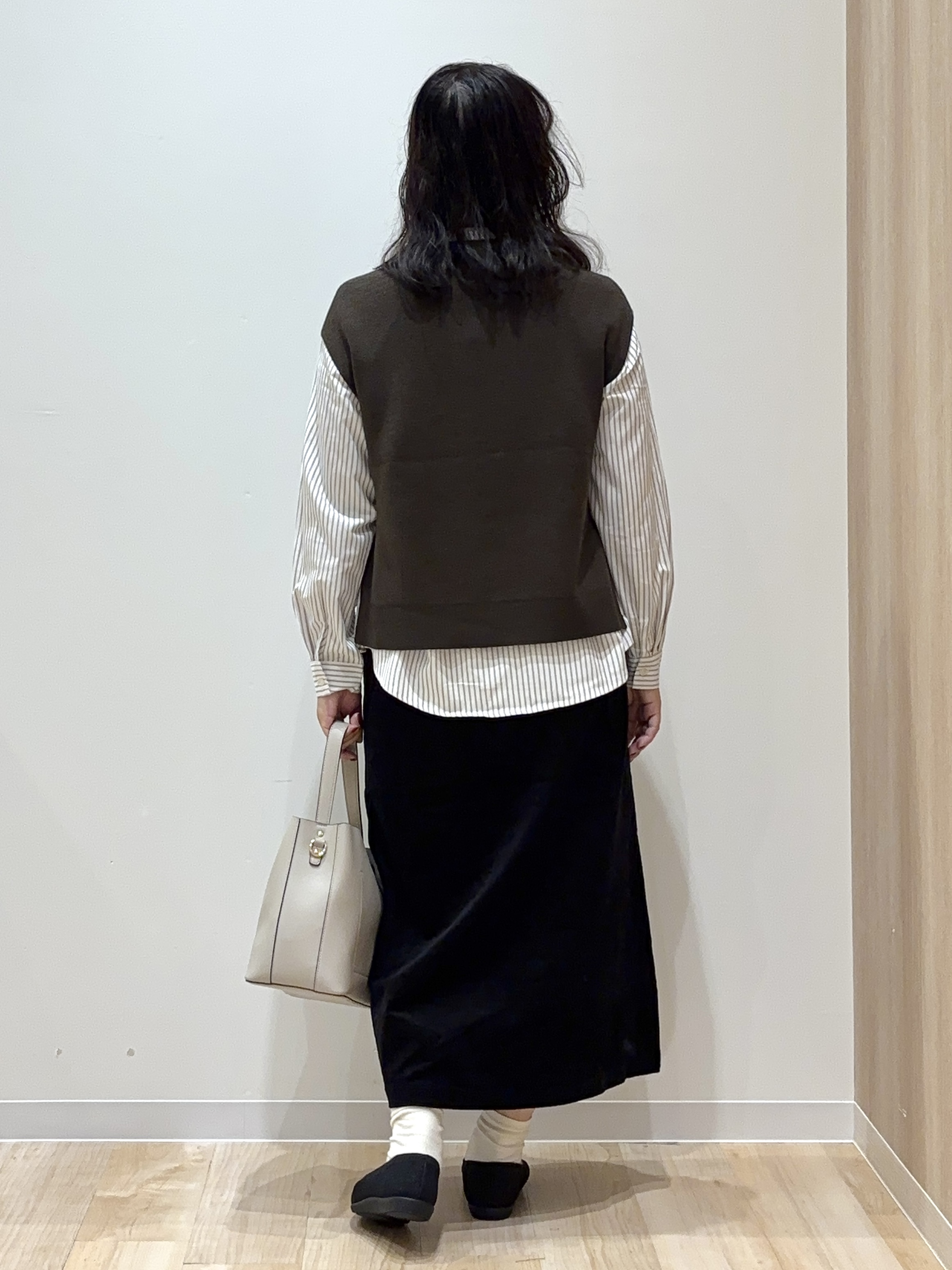 miraiさんの「grove｜【時短・着回し】ニットベスト&times;シャツSET」を使ったコーディネート