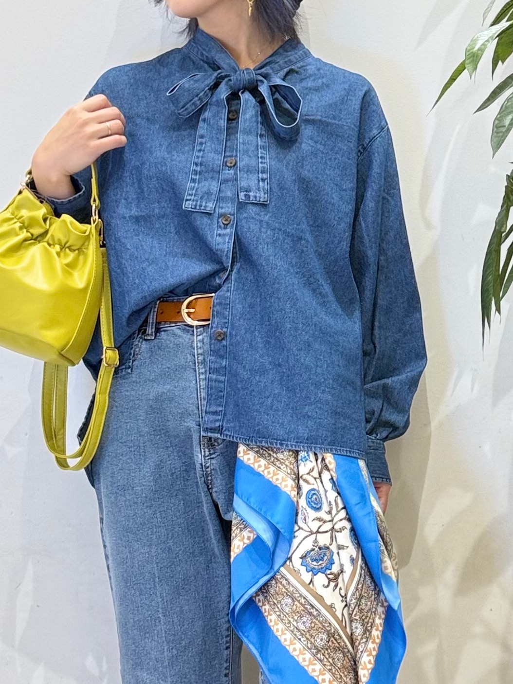 misakiさんの「SHOO･LA･RUE｜【洗濯機可】デニムボウタイリボンシャツ」を使ったコーディネート
