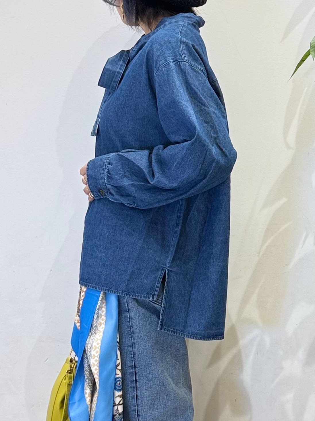 misakiさんの「SHOO･LA･RUE｜【洗濯機可】デニムボウタイリボンシャツ」を使ったコーディネート