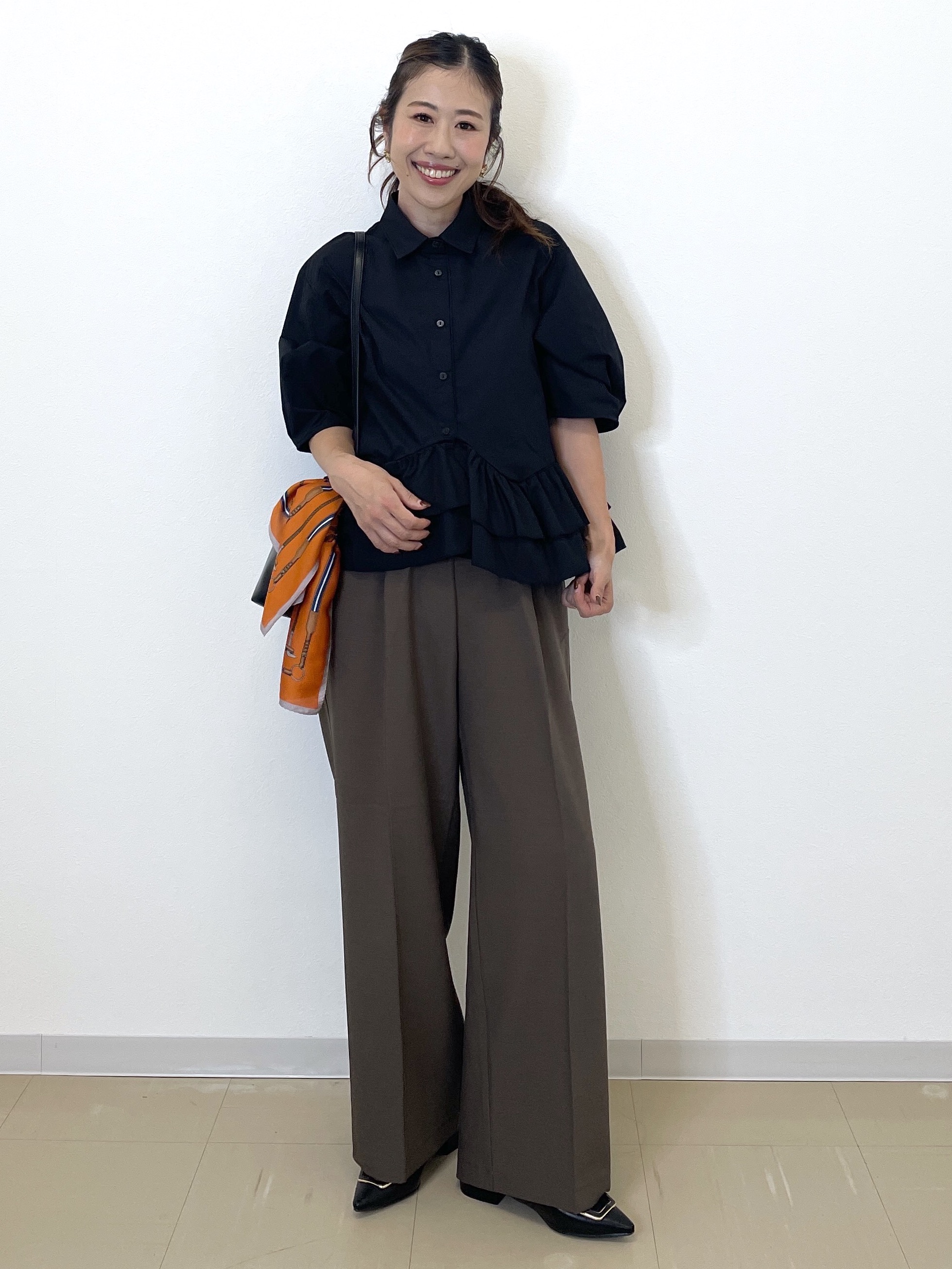 Akiさんの「OPAQUE.CLIP｜【森絵梨佳さん着用】裾ラッフルデザインブラウス《洗濯機OK》」を使ったコーディネート