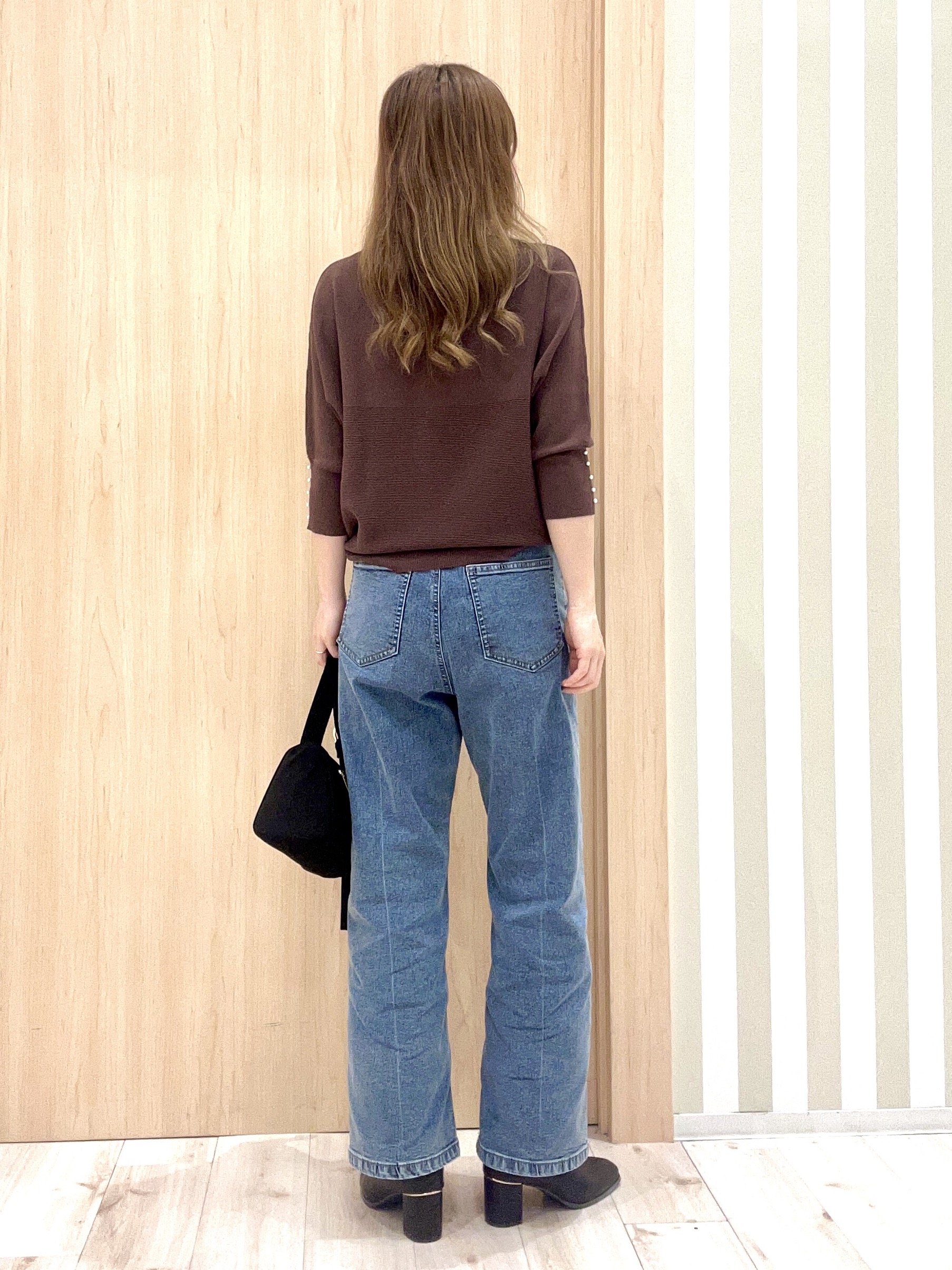 ririさんの「SHOO･LA･RUE｜【毛玉になりにくい】パール調ボタンが女性らしさをプラス ガーター切替 7分袖ドルマンニット」を使ったコーディネート