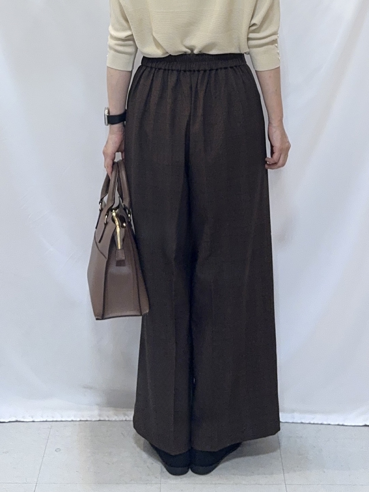 𝐇𝐢𝐫𝐨𝐦𝐢さんの「SHOO･LA･RUE｜【毛玉になりにくい】パール調ボタンが女性らしさをプラス ガーター切替 7分袖ドルマンニット」を使ったコーディネート
