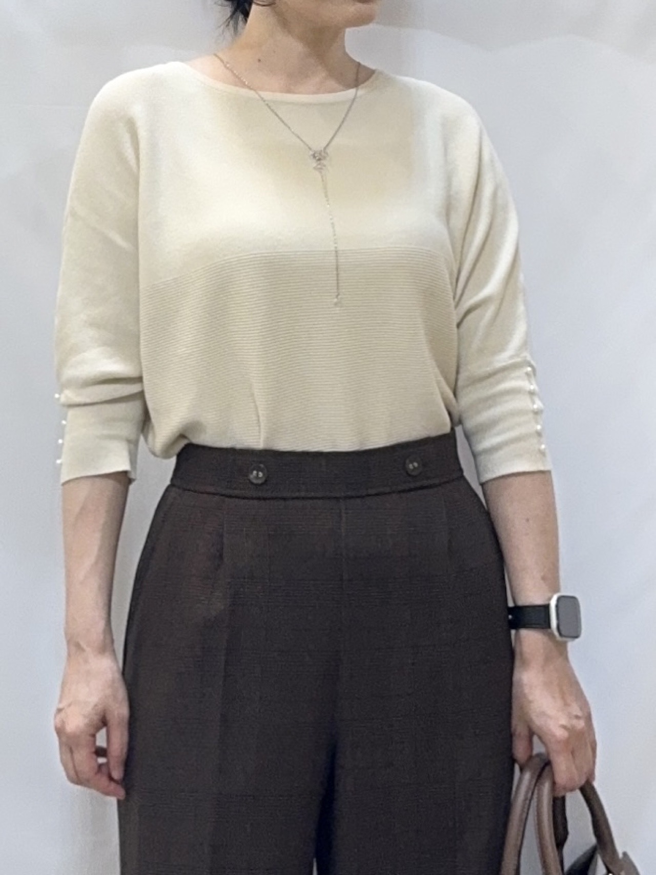 𝐇𝐢𝐫𝐨𝐦𝐢さんの「SHOO･LA･RUE｜【毛玉になりにくい】パール調ボタンが女性らしさをプラス ガーター切替 7分袖ドルマンニット」を使ったコーディネート