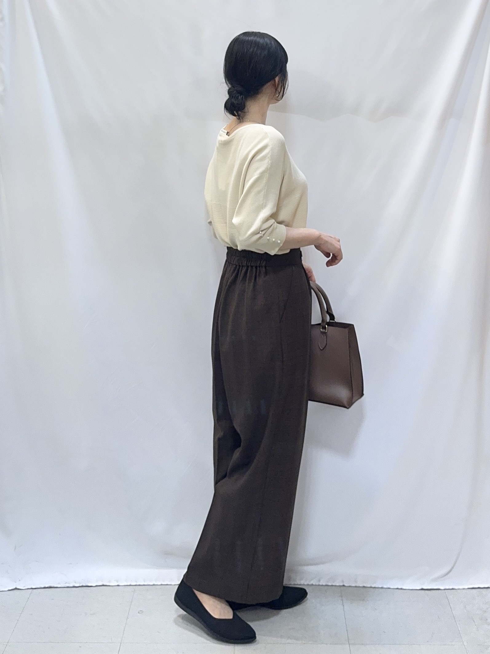 𝐇𝐢𝐫𝐨𝐦𝐢さんの「SHOO･LA･RUE｜【毛玉になりにくい】パール調ボタンが女性らしさをプラス ガーター切替 7分袖ドルマンニット」を使ったコーディネート
