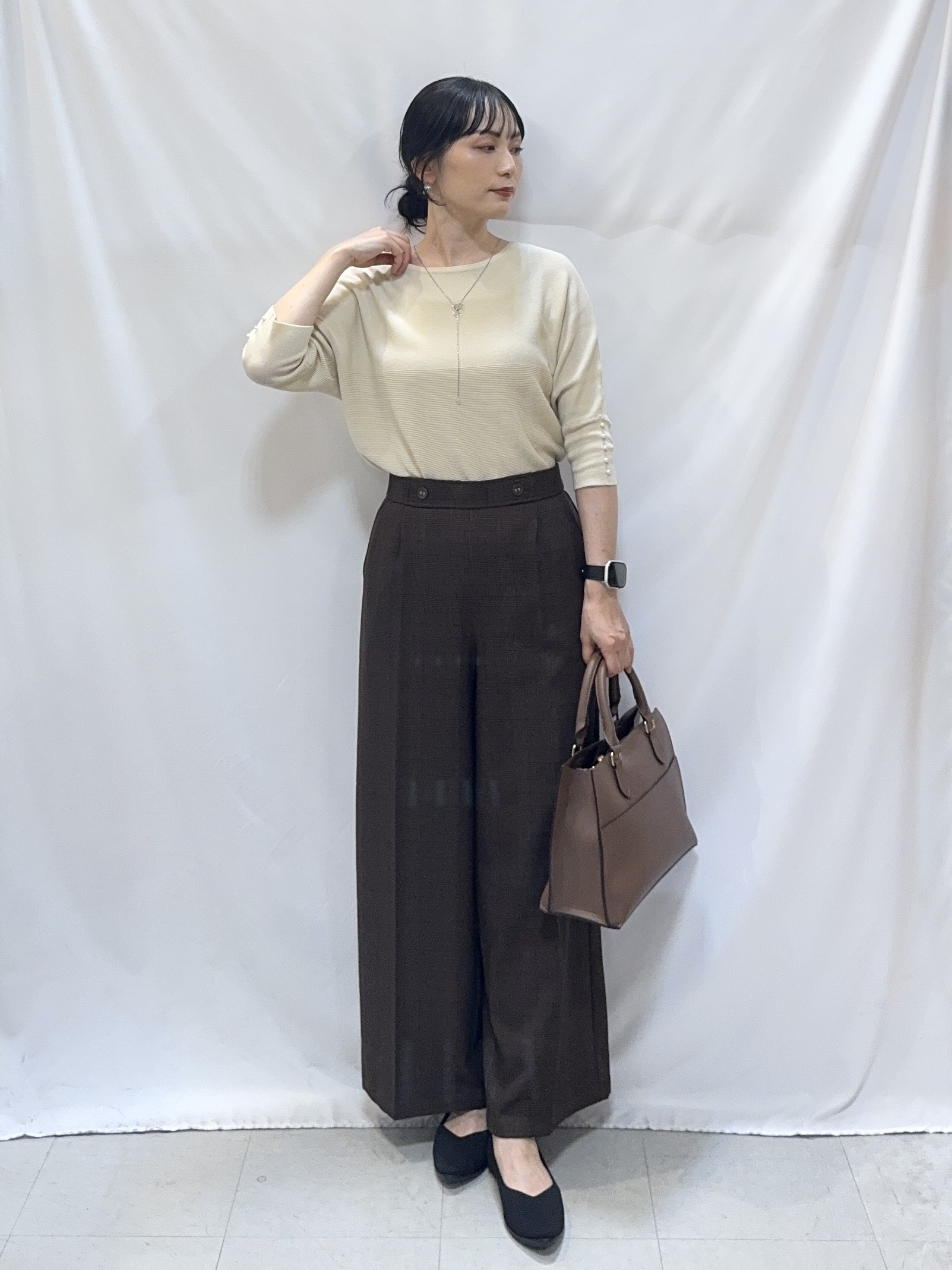 𝐇𝐢𝐫𝐨𝐦𝐢さんの「SHOO･LA･RUE｜【毛玉になりにくい】パール調ボタンが女性らしさをプラス ガーター切替 7分袖ドルマンニット」を使ったコーディネート