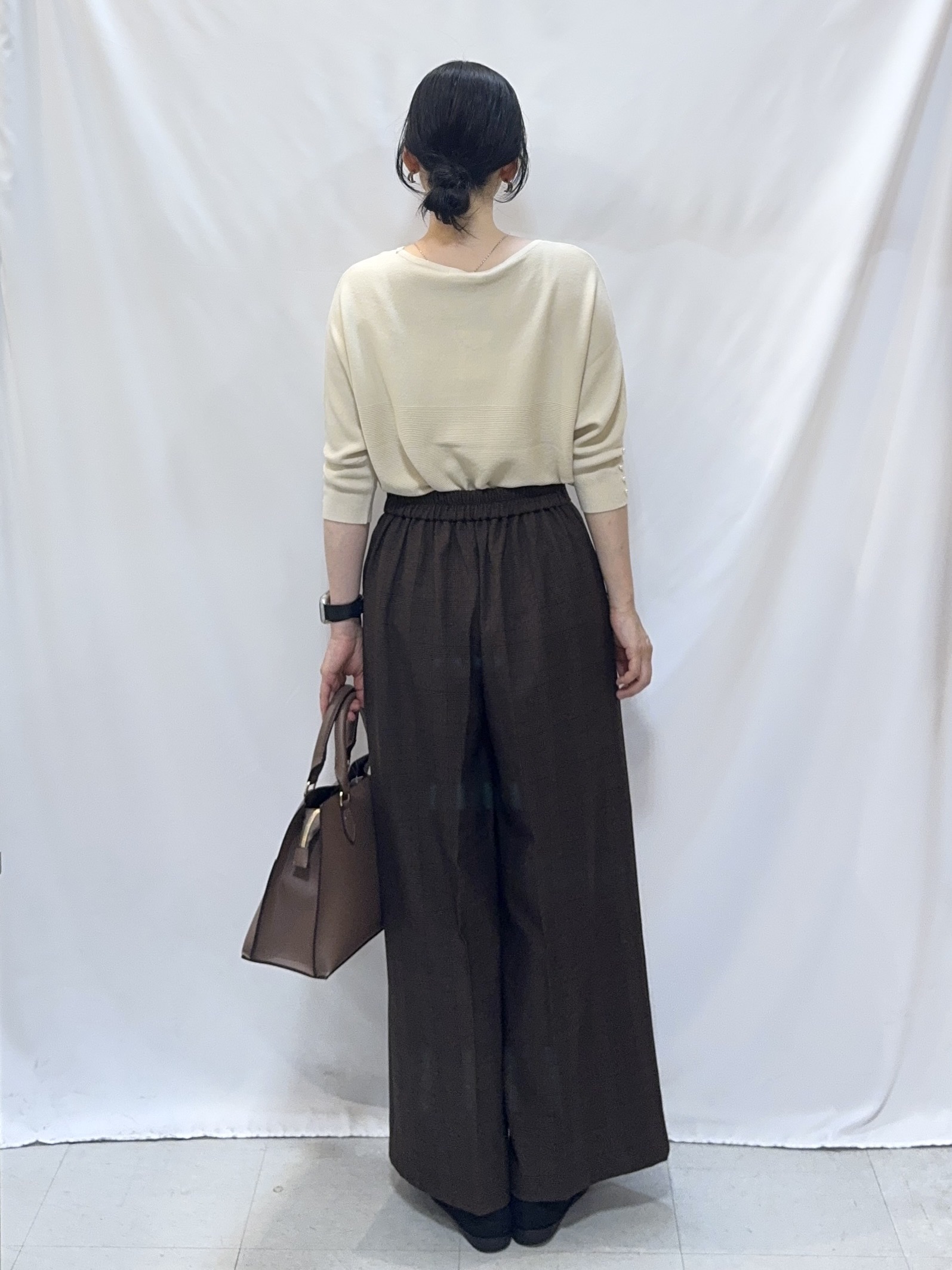 𝐇𝐢𝐫𝐨𝐦𝐢さんの「SHOO･LA･RUE｜【毛玉になりにくい】パール調ボタンが女性らしさをプラス ガーター切替 7分袖ドルマンニット」を使ったコーディネート