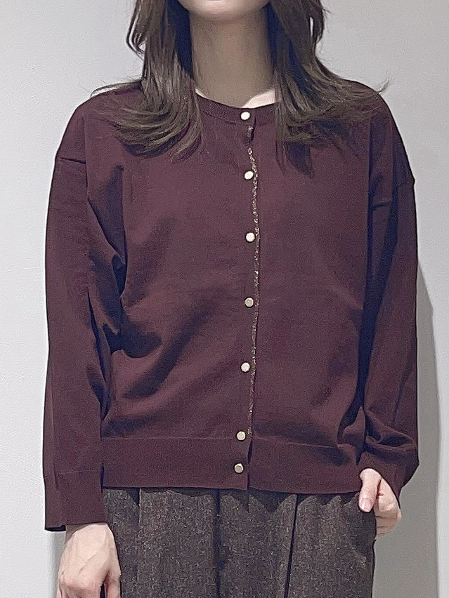 HITOMIさんの「grove｜【前後2WAY】さりげなく、上品にきらめく ニットカーディガン」を使ったコーディネート