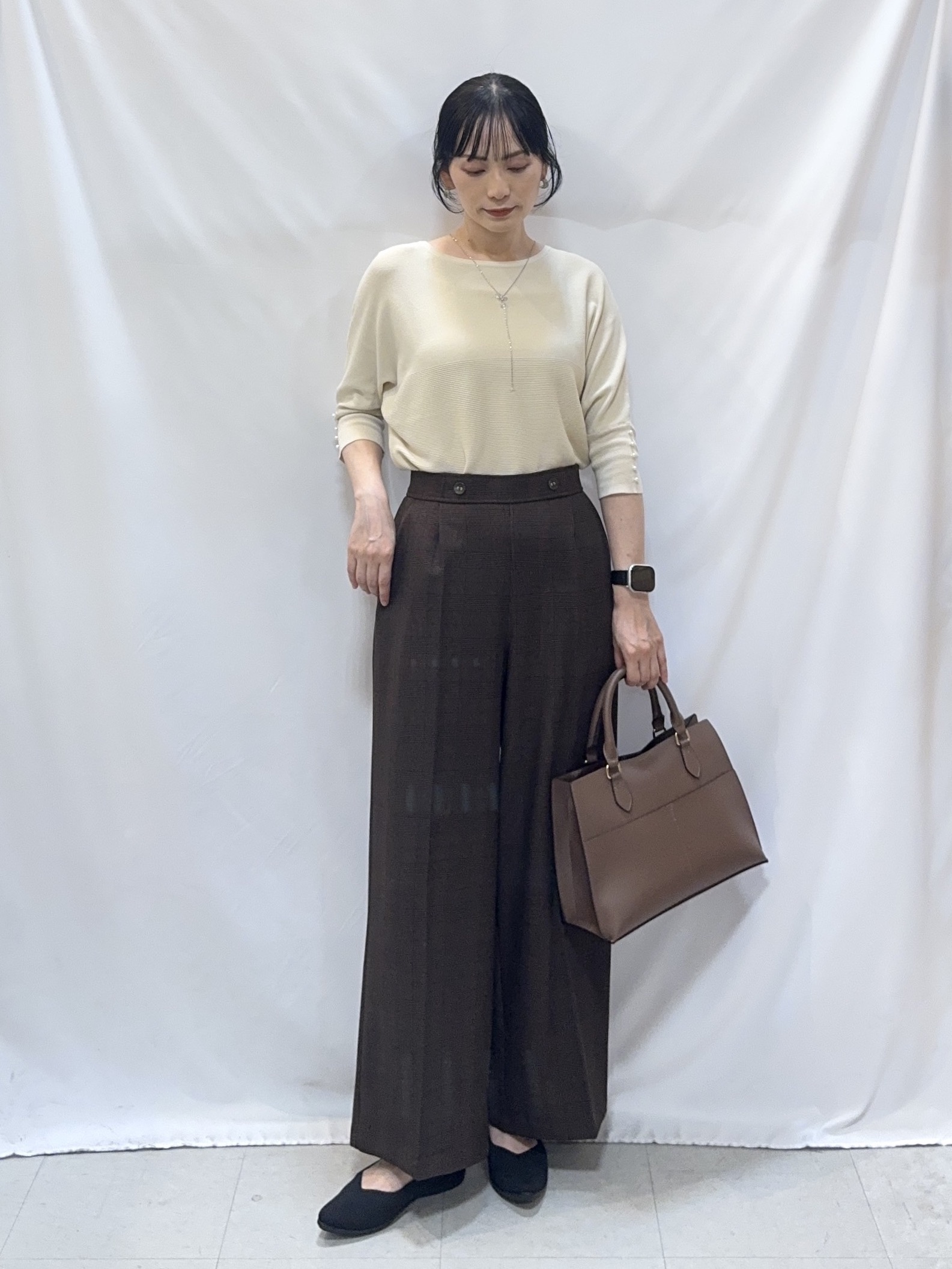 𝐇𝐢𝐫𝐨𝐦𝐢さんの「SHOO･LA･RUE｜【毛玉になりにくい】パール調ボタンが女性らしさをプラス ガーター切替 7分袖ドルマンニット」を使ったコーディネート