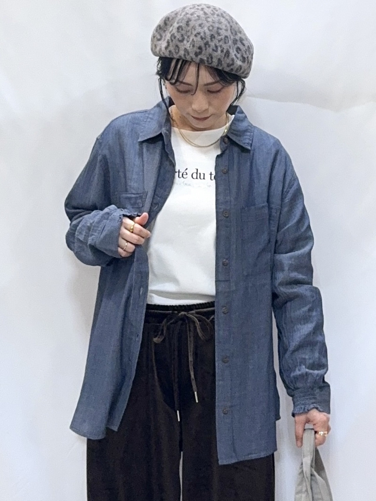 𝐇𝐢𝐫𝐨𝐦𝐢さんの「SHOO･LA･RUE｜【綿100%/UV/S-LL/体型カバー】ヒップが隠せる やわらかデニムシャツ」を使ったコーディネート