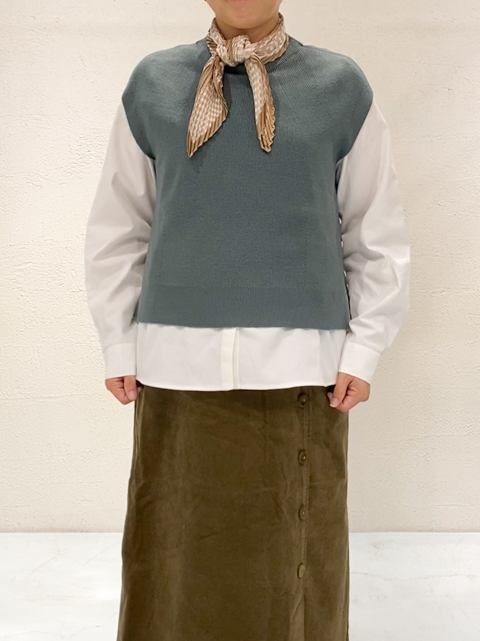 ばっちょさんの「grove｜【時短・着回し】ニットベスト&times;シャツSET」を使ったコーディネート
