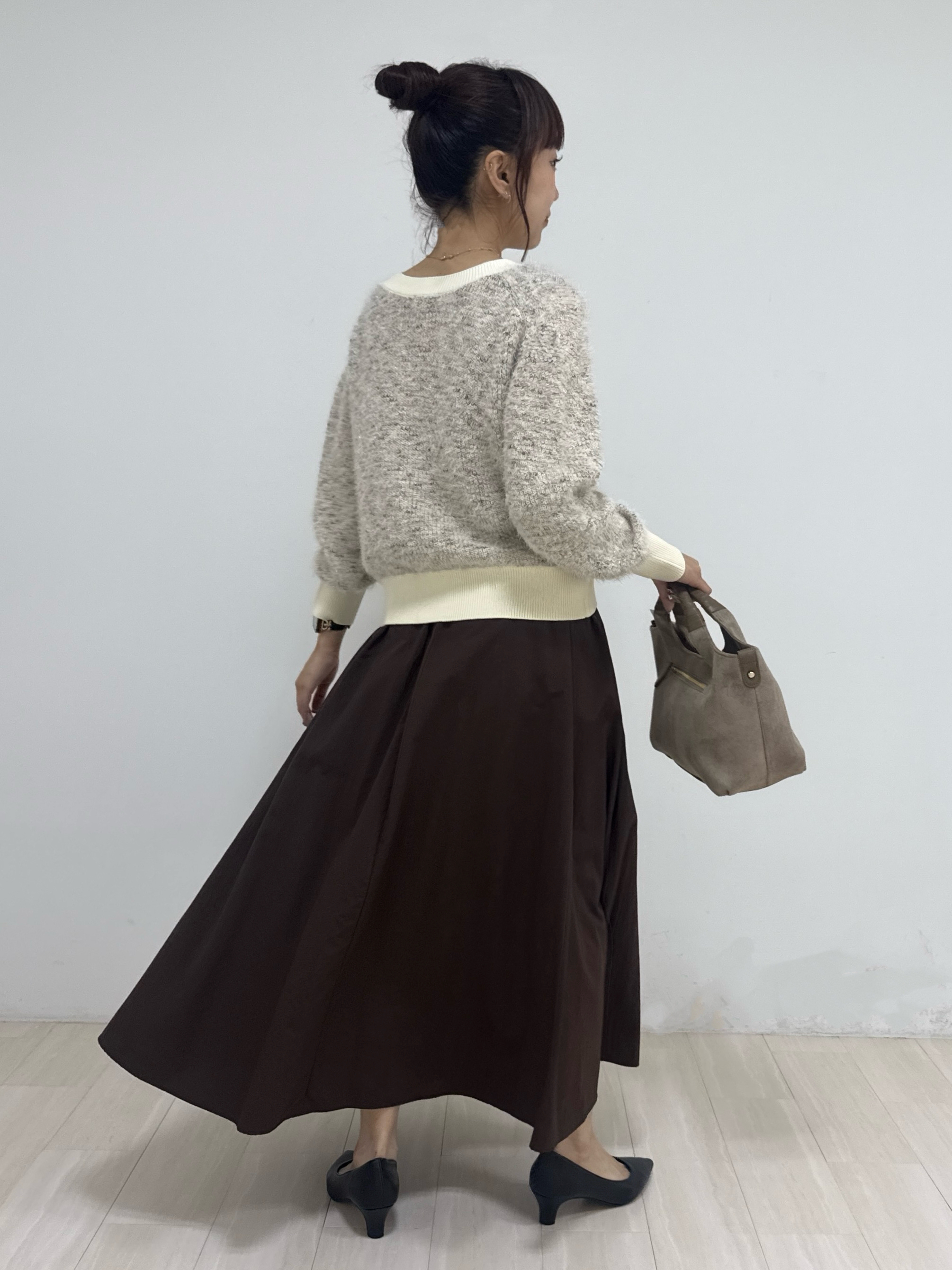 萩原 優里菜さんの「INDIVI｜【撥水／裏地なし軽量】ギャザーボリュームスカート」を使ったコーディネート