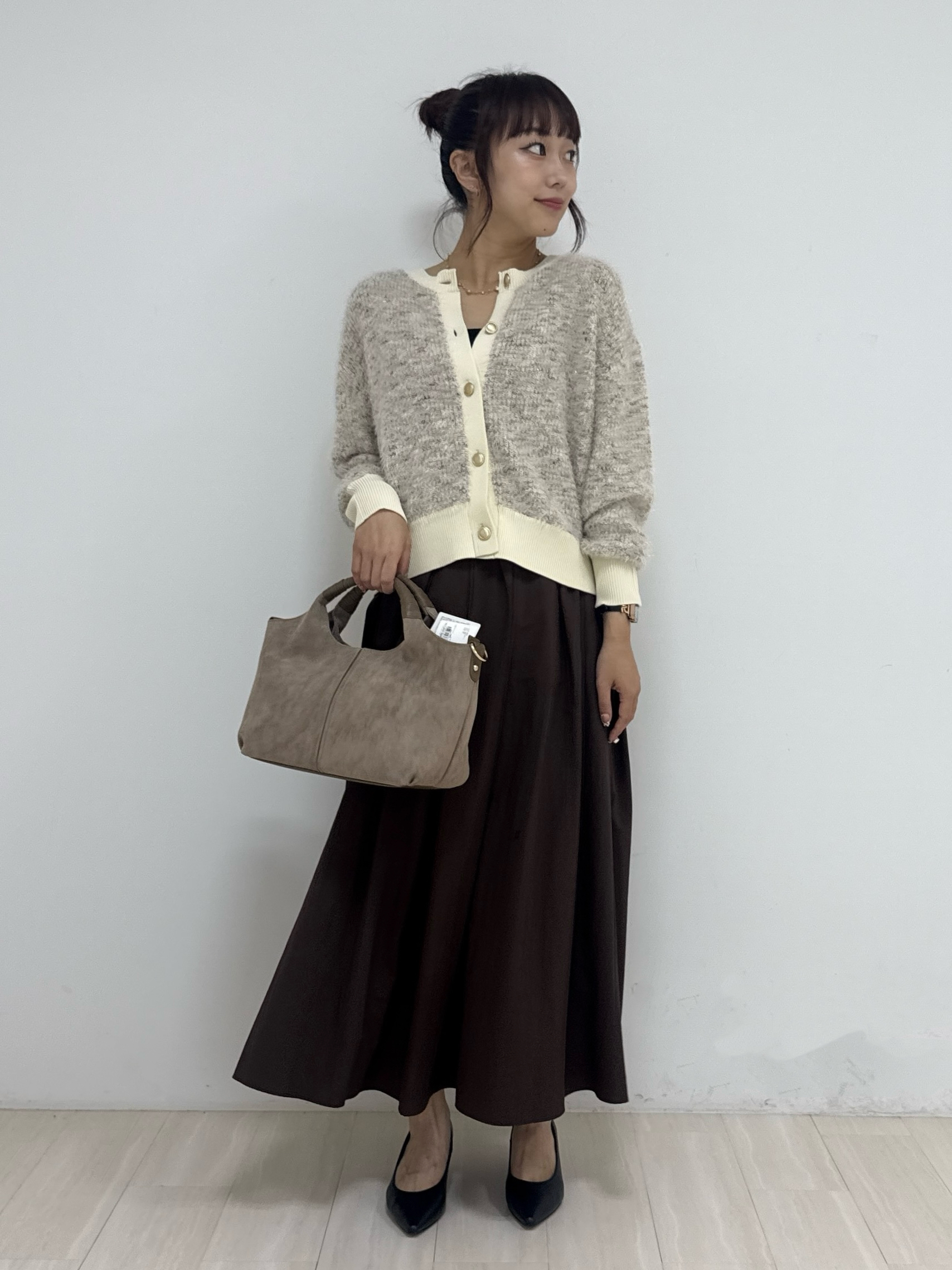 萩原 優里菜さんの「INDIVI｜【撥水／裏地なし軽量】ギャザーボリュームスカート」を使ったコーディネート