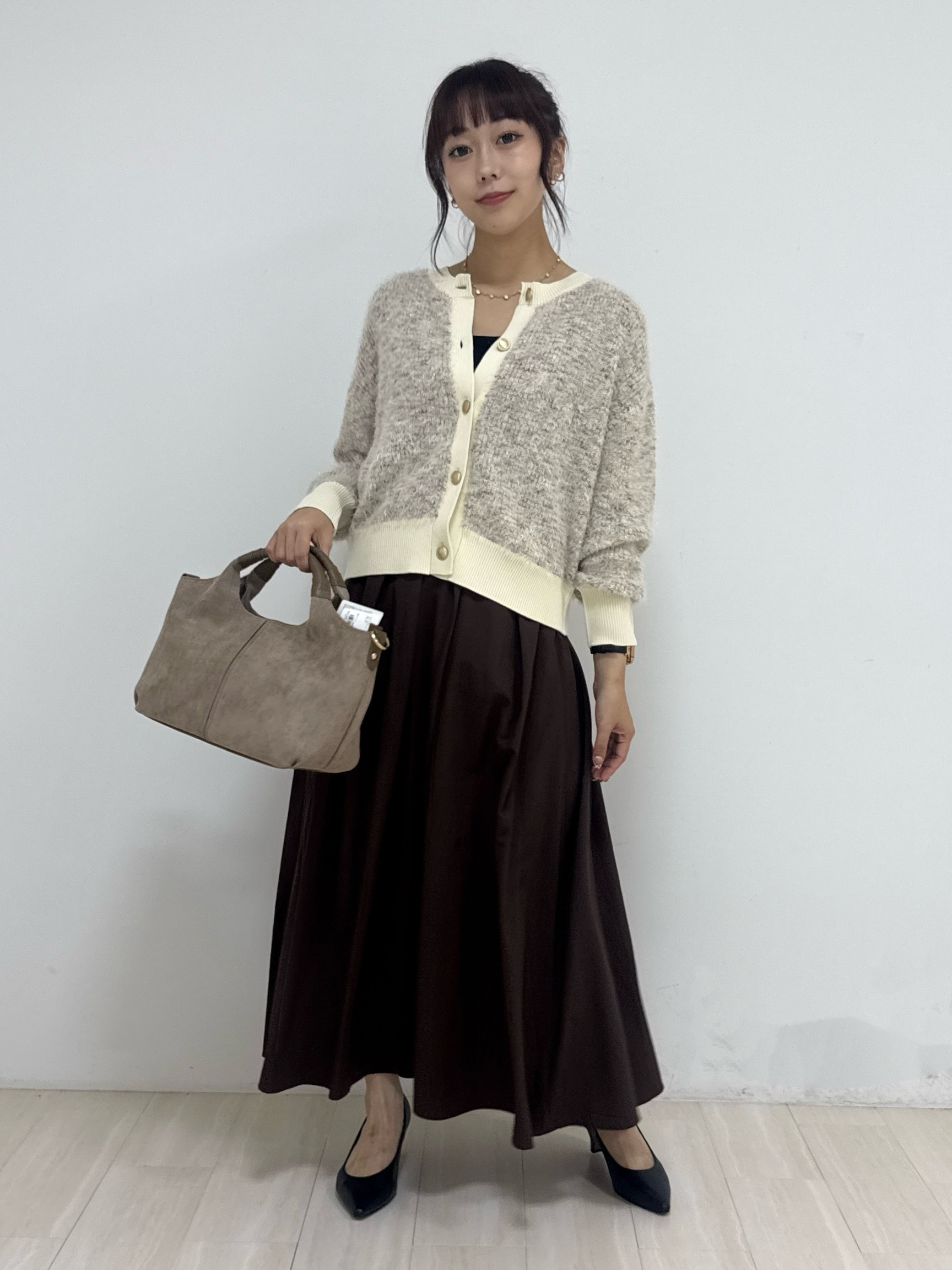 萩原 優里菜さんの「INDIVI｜【撥水／裏地なし軽量】ギャザーボリュームスカート」を使ったコーディネート