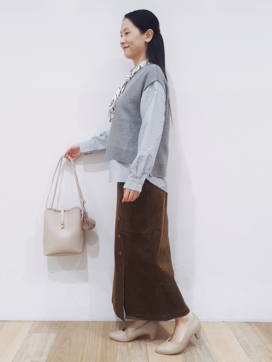 にこさんの「grove｜【2点セット/時短・着回し】ニットベスト&times;シャツ」を使ったコーディネート