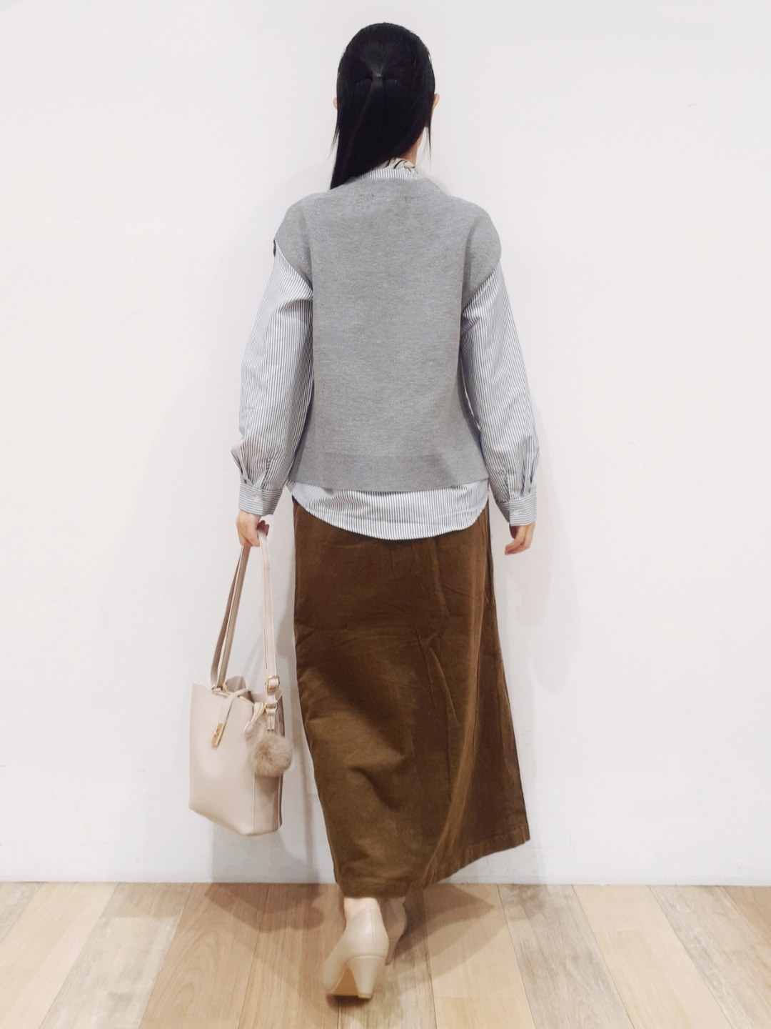 にこさんの「grove｜【2点セット/時短・着回し】ニットベスト&times;シャツ」を使ったコーディネート
