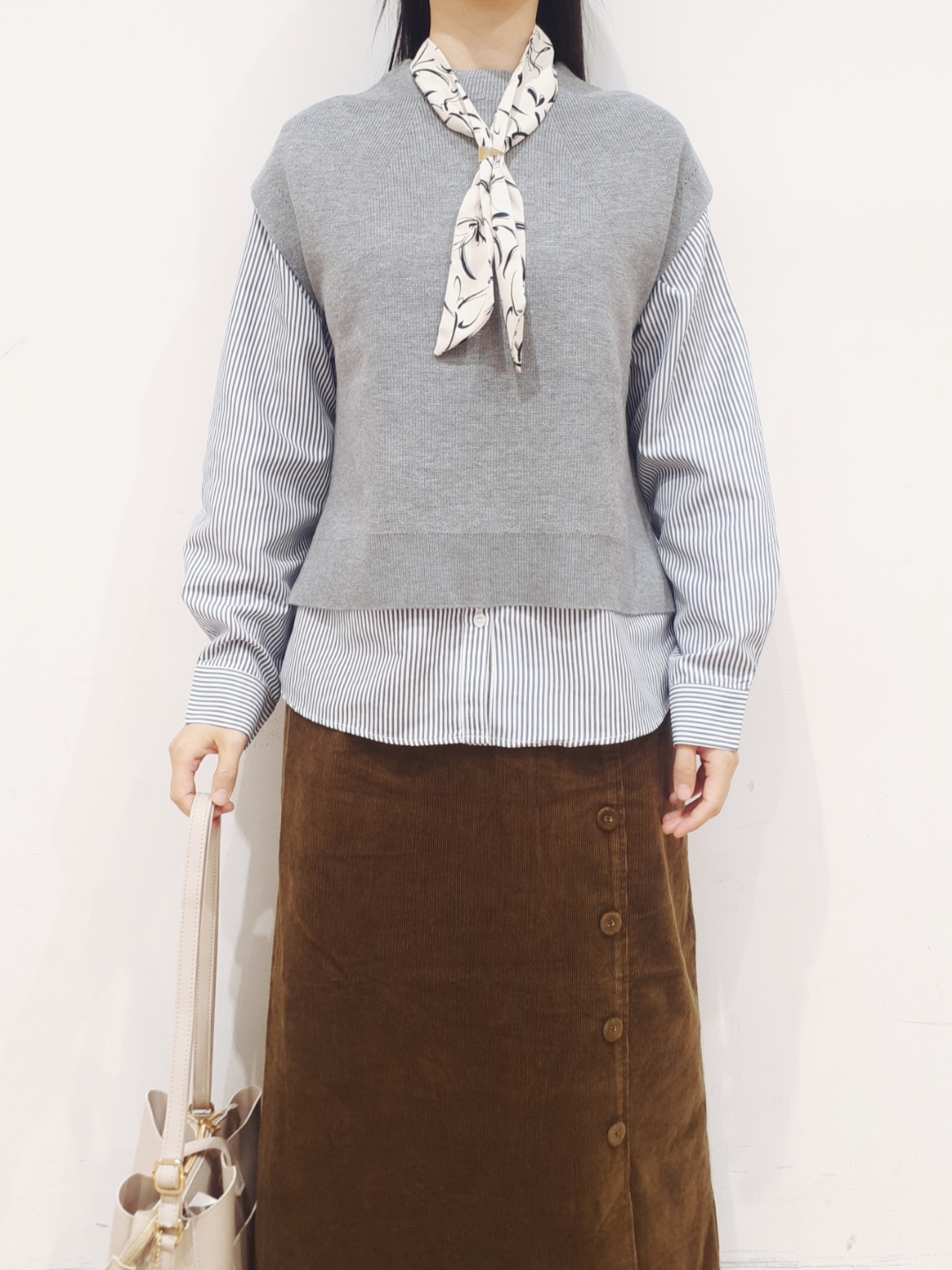 にこさんの「grove｜【2点セット/時短・着回し】ニットベスト&times;シャツ」を使ったコーディネート