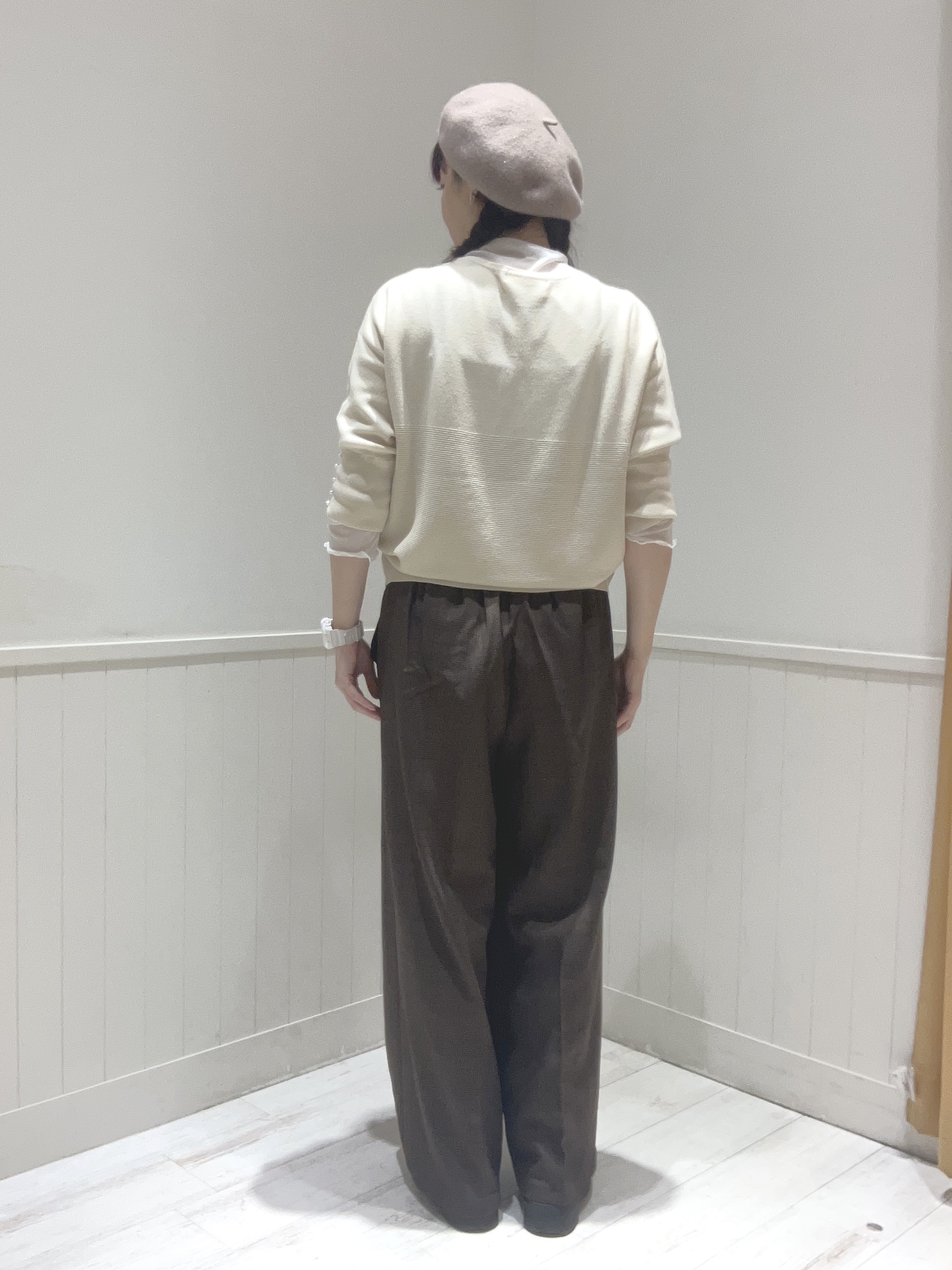 植木ひとみさんの「SHOO･LA･RUE｜【毛玉になりにくい】パール調ボタンが女性らしさをプラス ガーター切替 7分袖ドルマンニット」を使ったコーディネート