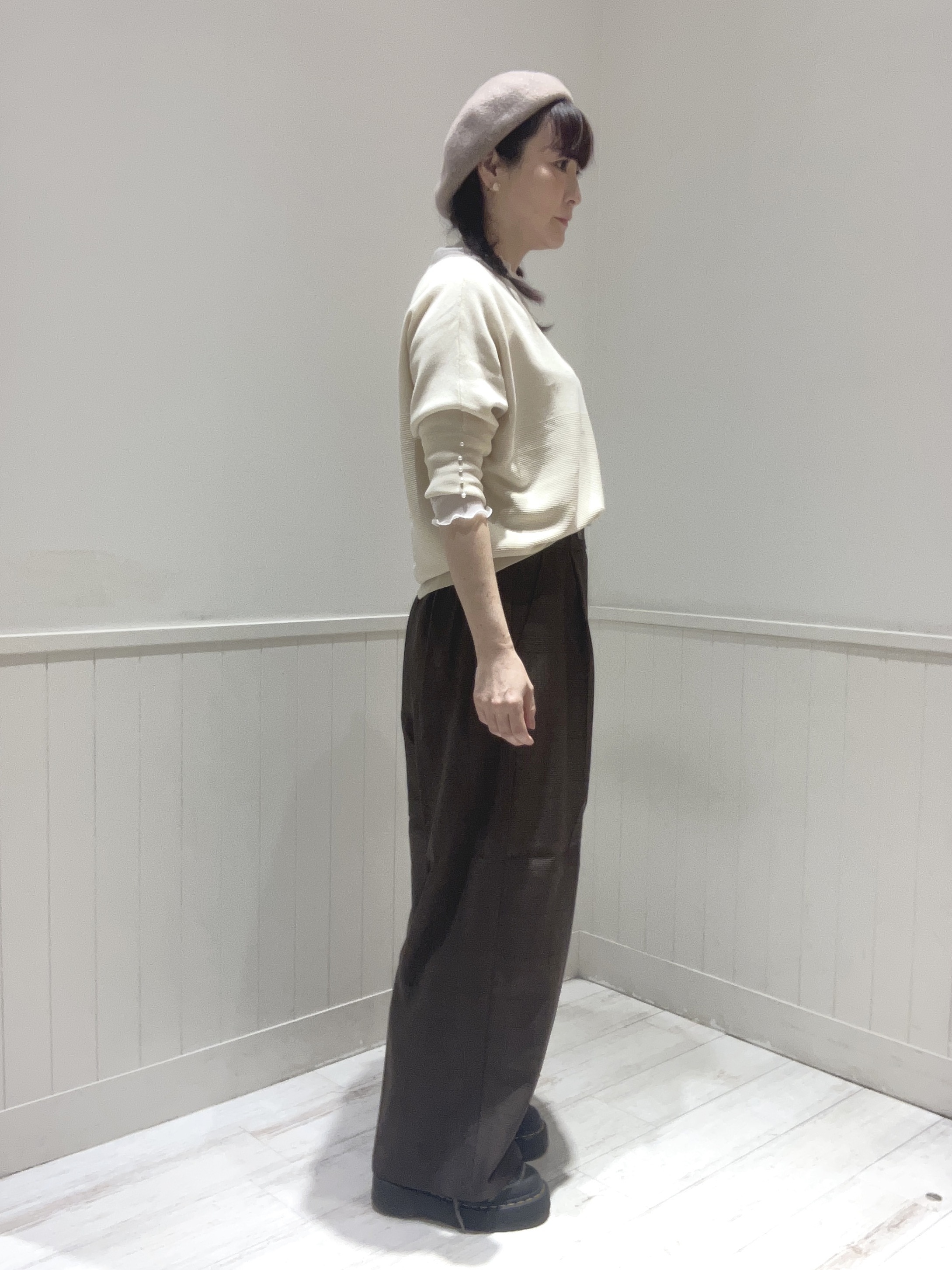 植木ひとみさんの「SHOO･LA･RUE｜【毛玉になりにくい】パール調ボタンが女性らしさをプラス ガーター切替 7分袖ドルマンニット」を使ったコーディネート