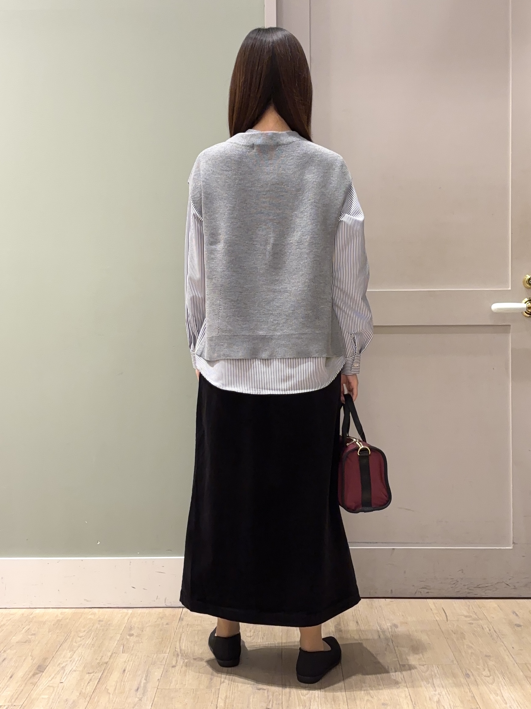 しばみさんの「grove｜【2点セット/時短・着回し】着るだけでコーデが完成 ニットベスト&times;シャツ」を使ったコーディネート
