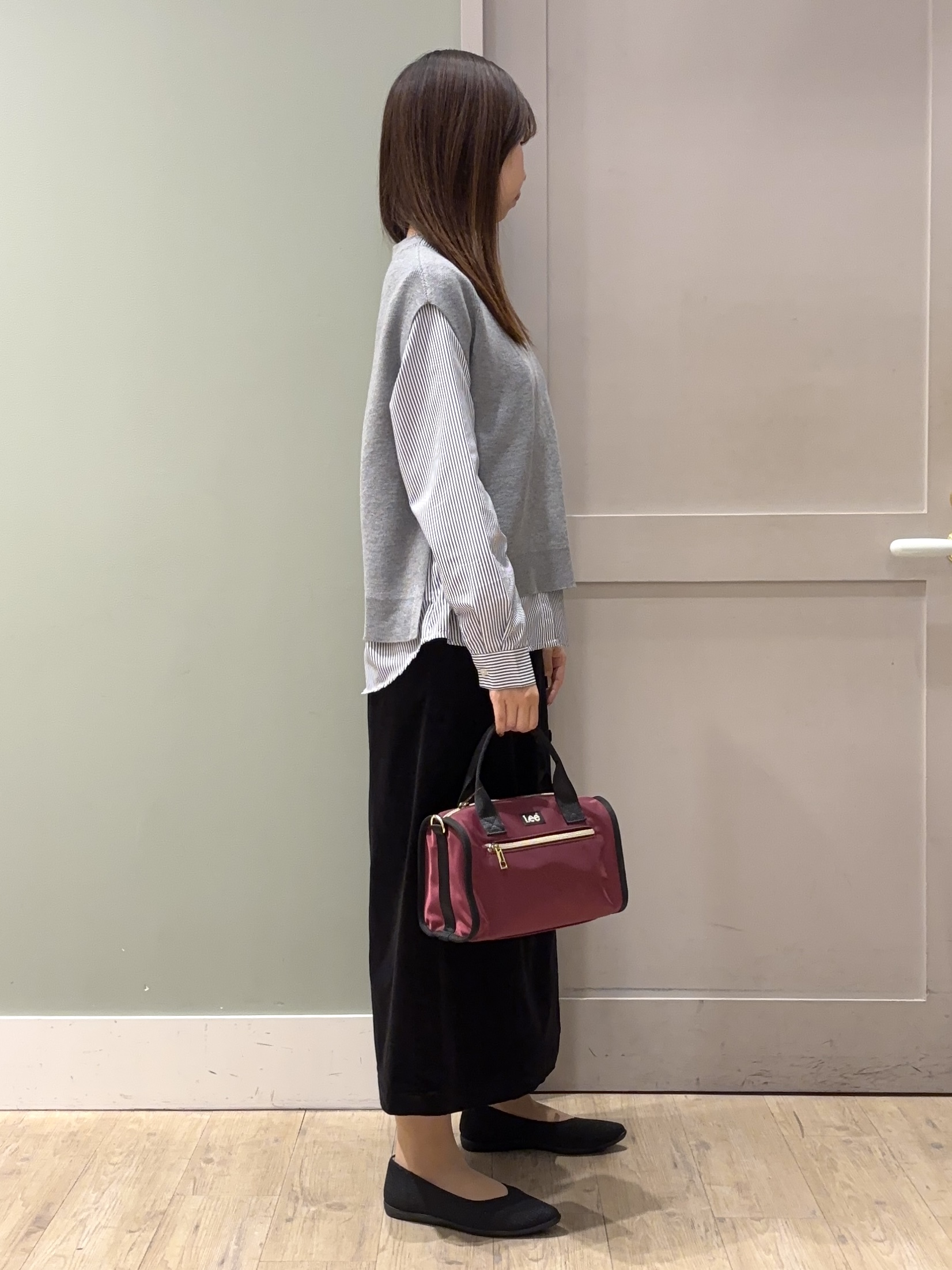 しばみさんの「grove｜【2点セット/時短・着回し】着るだけでコーデが完成 ニットベスト&times;シャツ」を使ったコーディネート
