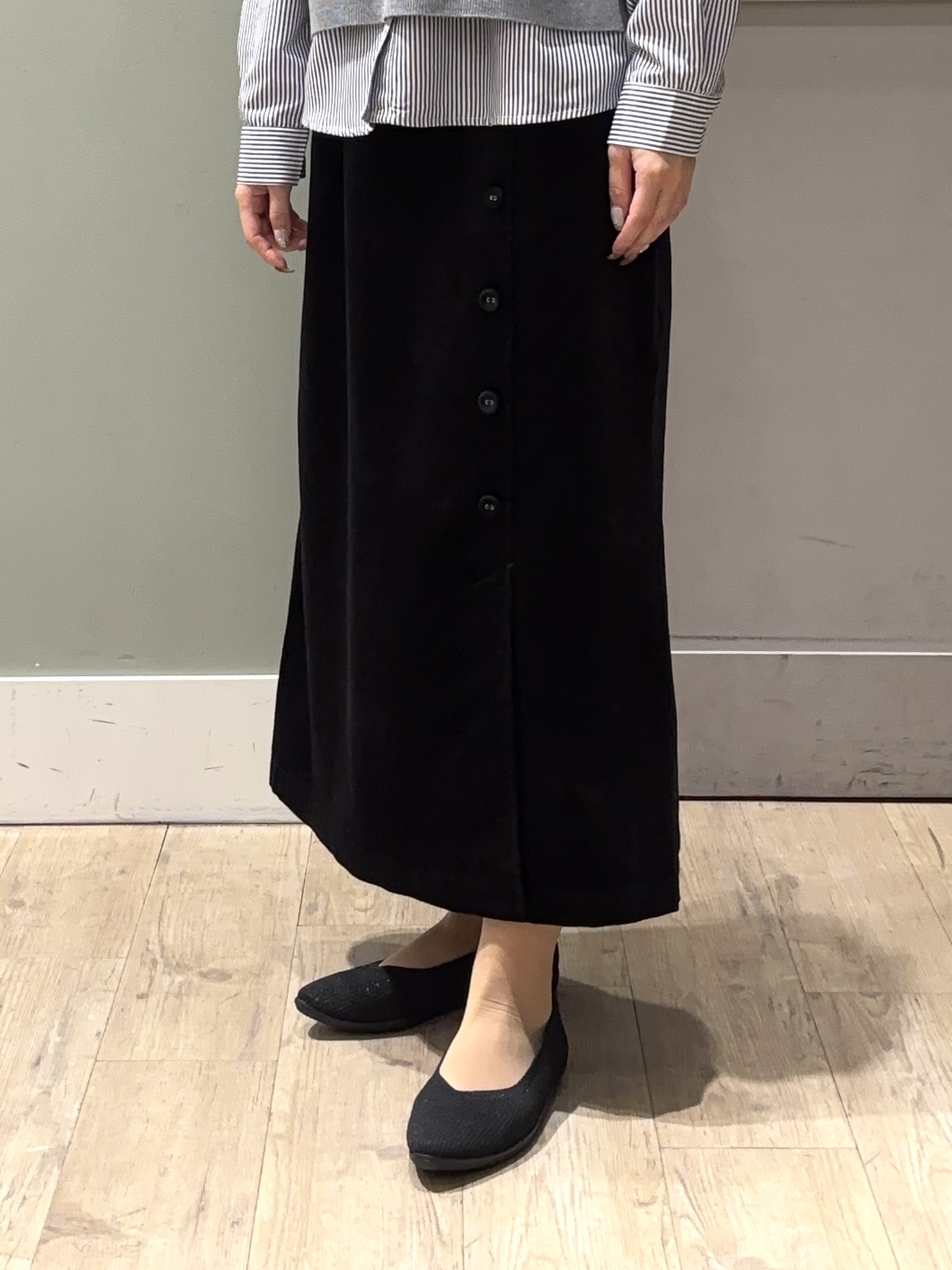 しばみさんの「grove｜【2点セット/時短・着回し】着るだけでコーデが完成 ニットベスト&times;シャツ」を使ったコーディネート