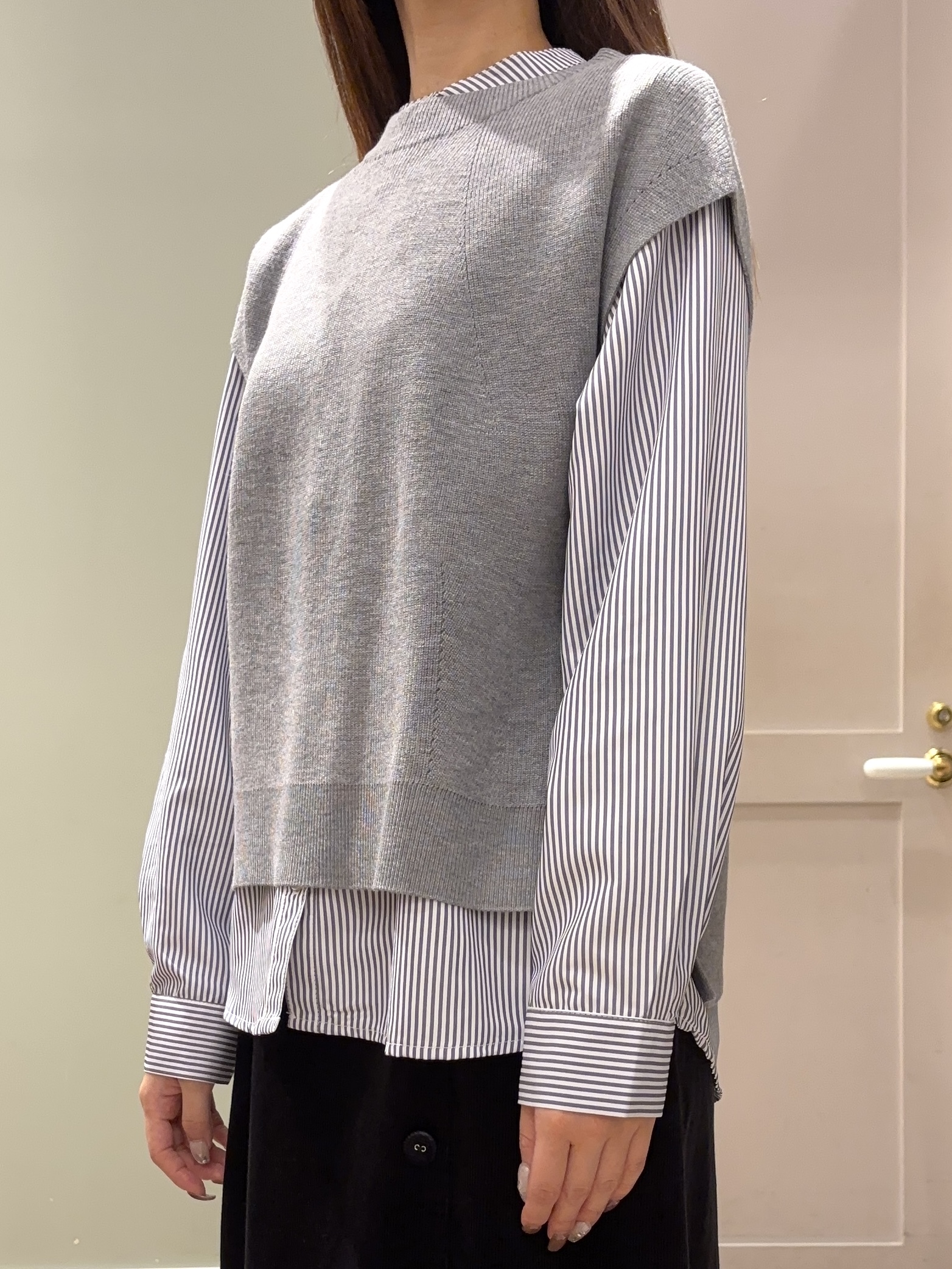 しばみさんの「grove｜【2点セット/時短・着回し】着るだけでコーデが完成 ニットベスト&times;シャツ」を使ったコーディネート