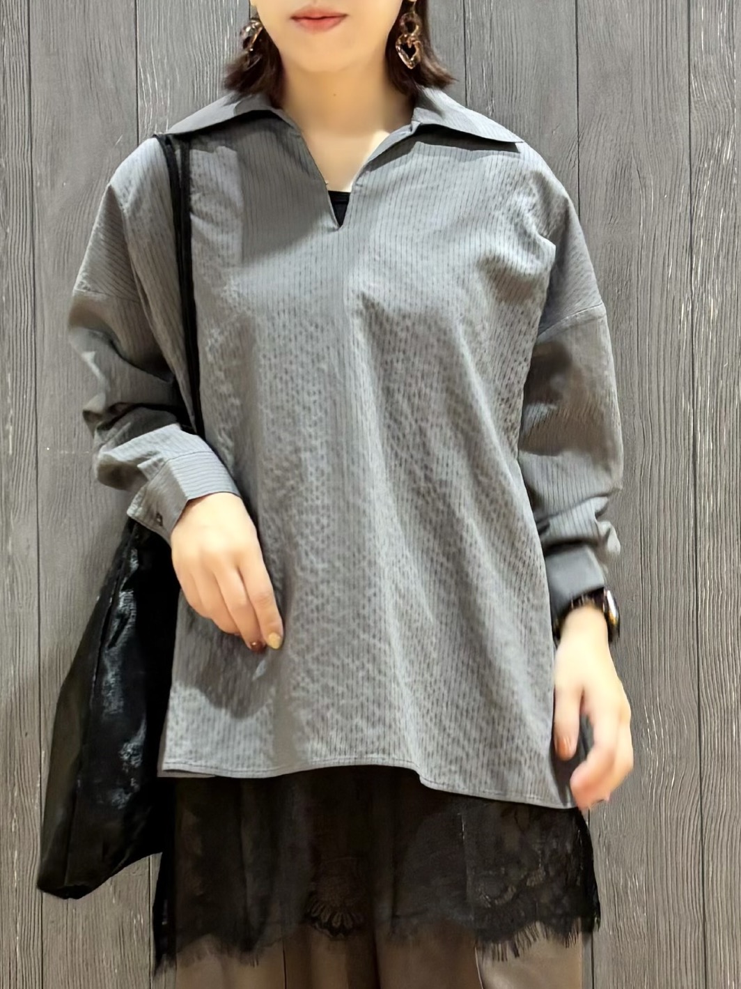 meiさんの「SHOO･LA･RUE｜【洗濯機可】インせず決まるAライン ストライプスキッパーシャツ」を使ったコーディネート