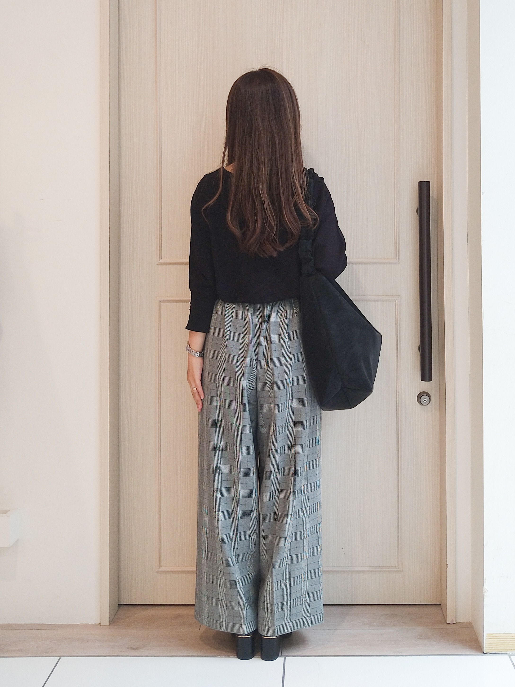 mi-saさんの「SHOO･LA･RUE｜【毛玉になりにくい】パール調ボタンが女性らしさをプラス ガーター切替 7分袖ドルマンニット」を使ったコーディネート