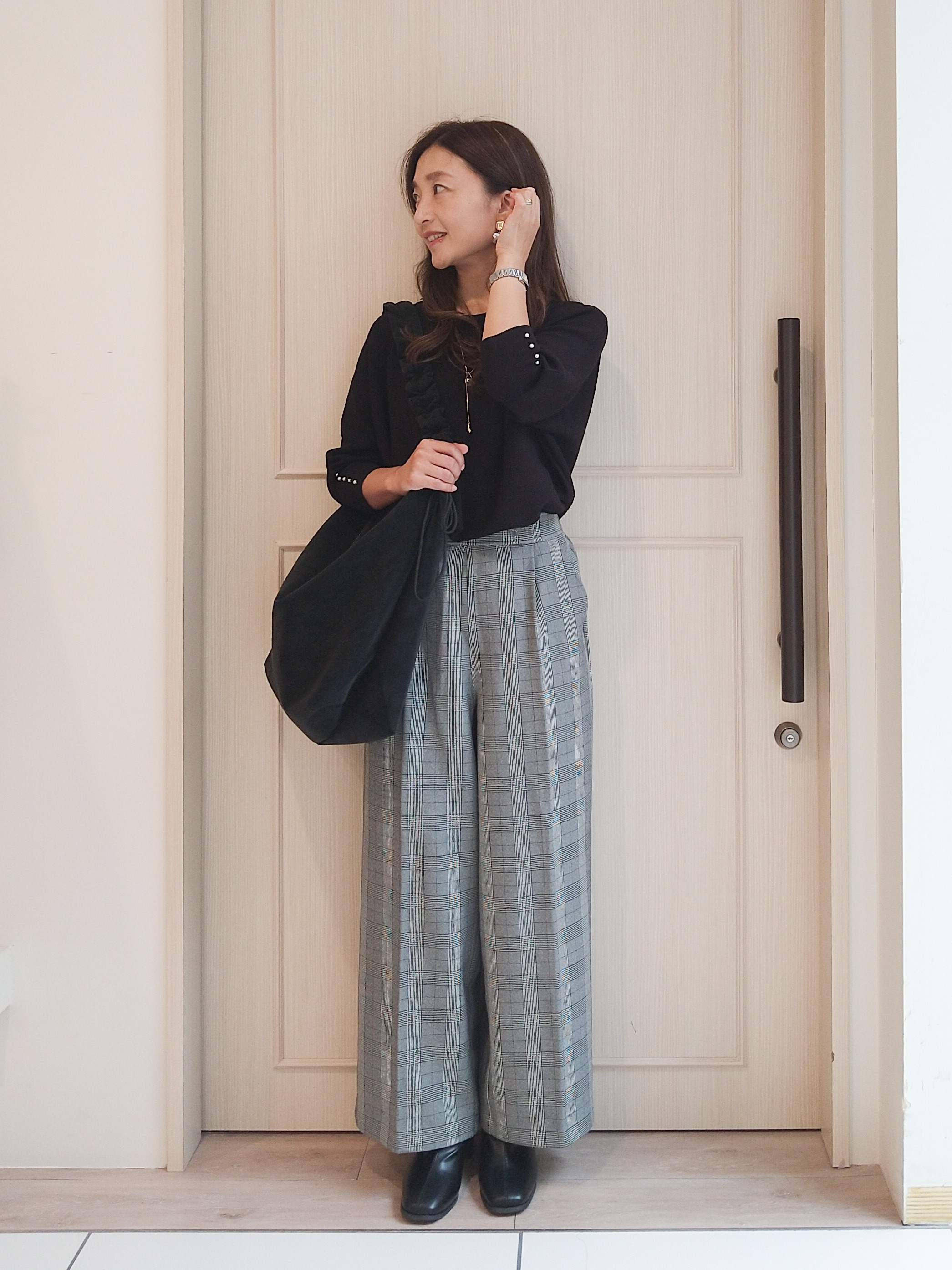 mi-saさんの「SHOO･LA･RUE｜【毛玉になりにくい】パール調ボタンが女性らしさをプラス ガーター切替 7分袖ドルマンニット」を使ったコーディネート