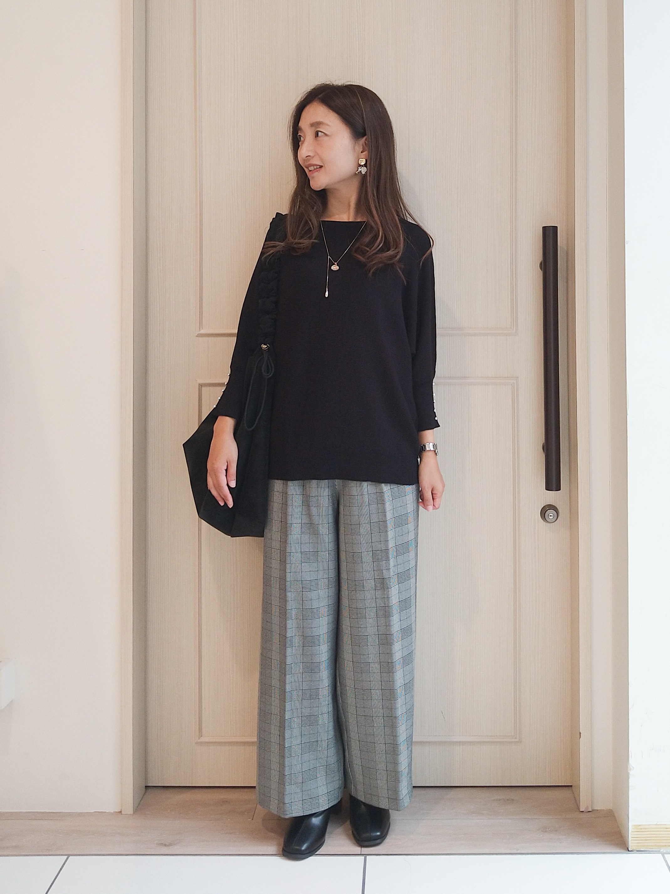 mi-saさんの「SHOO･LA･RUE｜【毛玉になりにくい】パール調ボタンが女性らしさをプラス ガーター切替 7分袖ドルマンニット」を使ったコーディネート