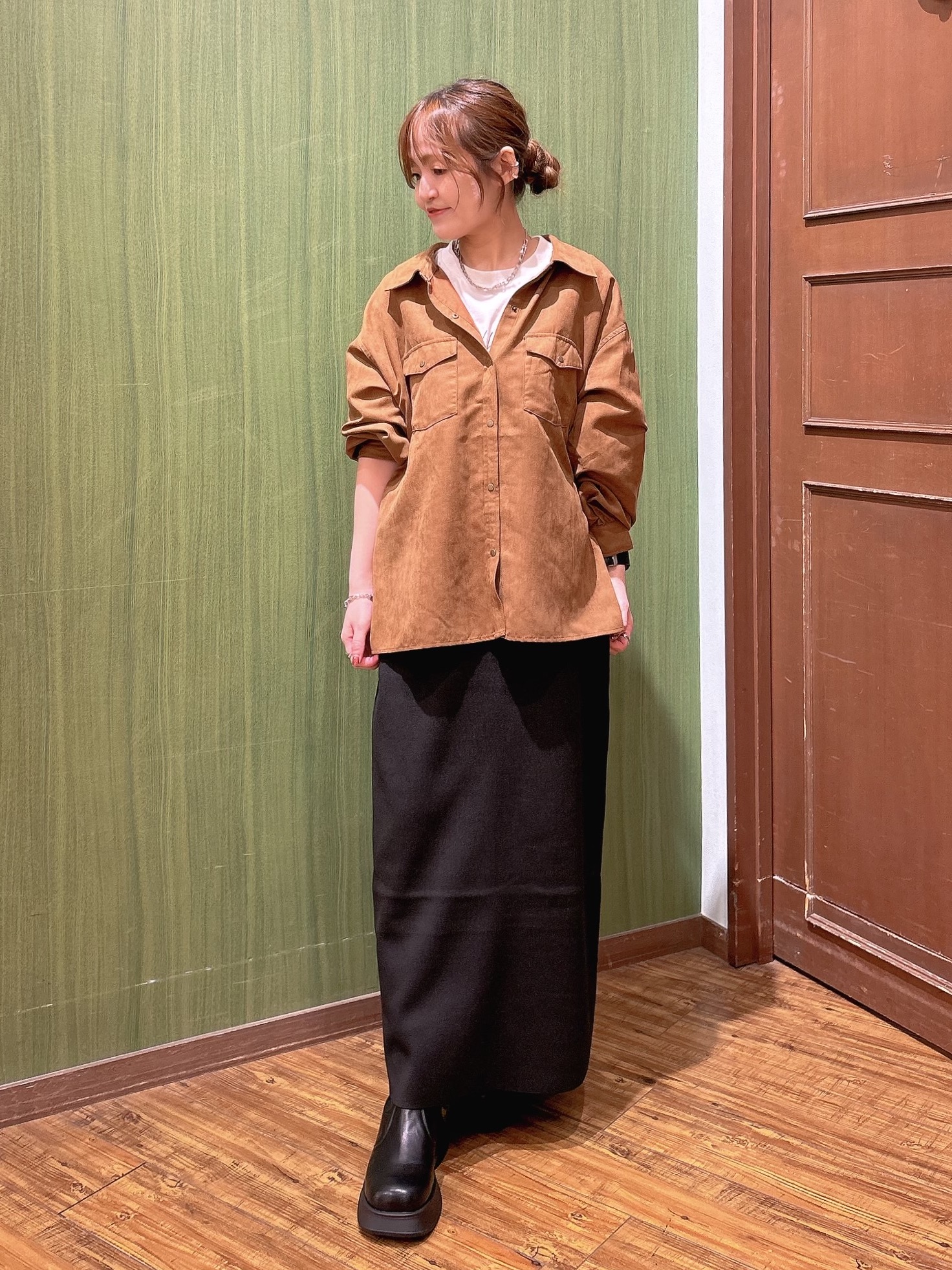 かおりさんの「SHOO･LA･RUE｜【S-LL/洗濯機可】なめらかさが心地いい。スエード調ポケットシャツ」を使ったコーディネート