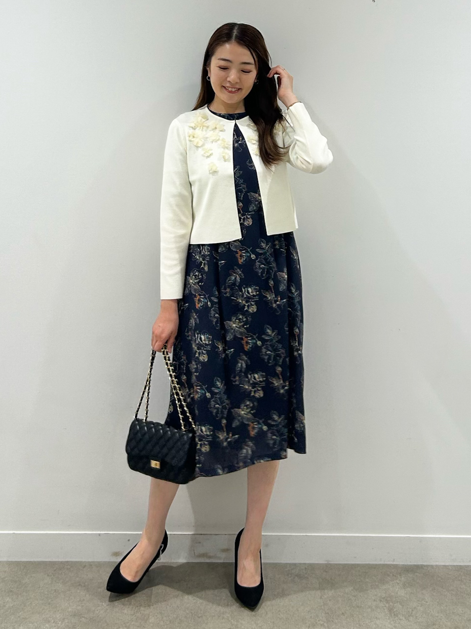 hayaseさんの「COUP DE CHANCE｜【手洗い可】花モチーフ付カーディガン」を使ったコーディネート