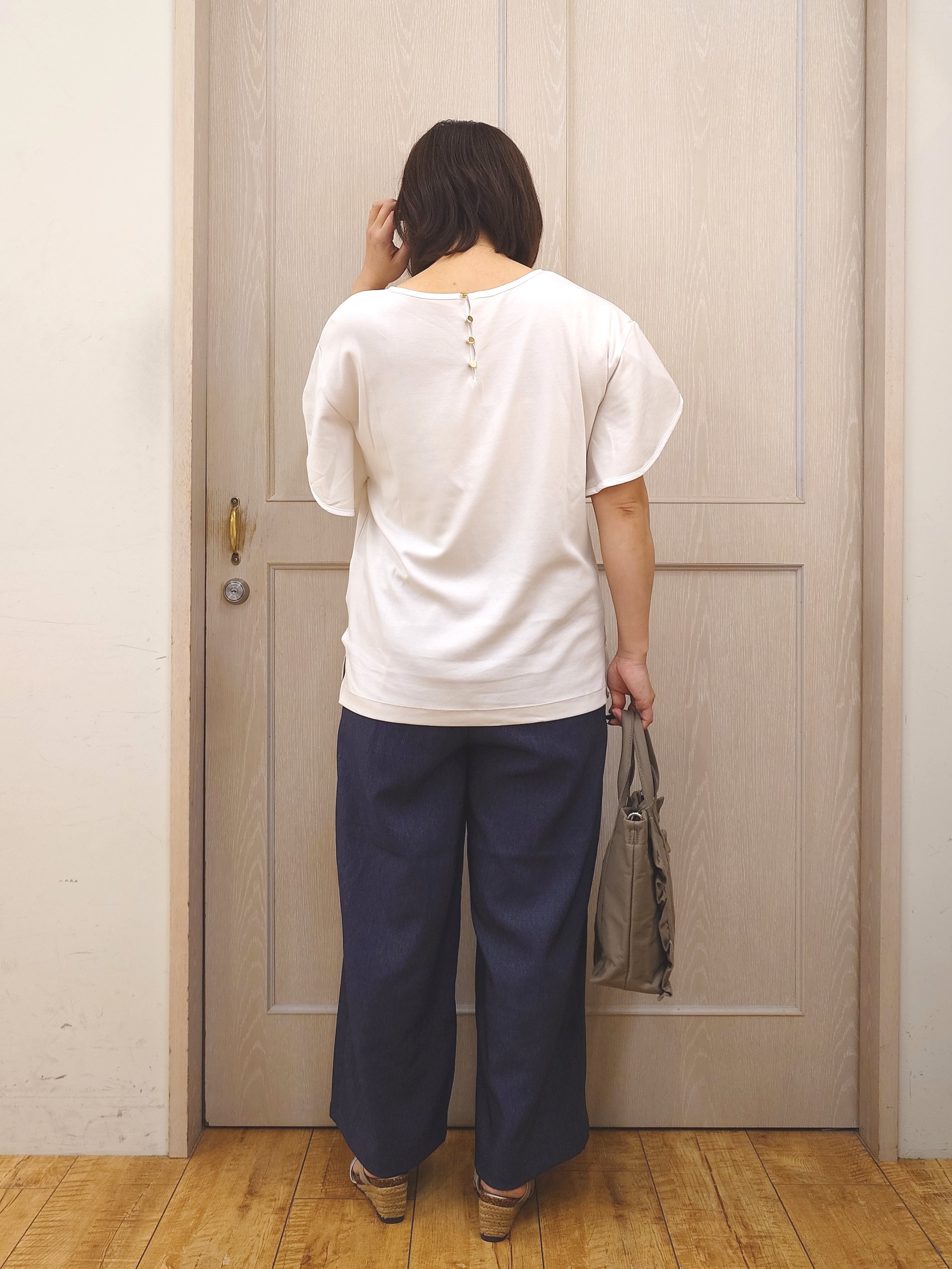 とろろさんの「SHOO･LA･RUE｜【洗濯機可/S-LL】配色パイピング フレアスリーブトップス」を使ったコーディネート