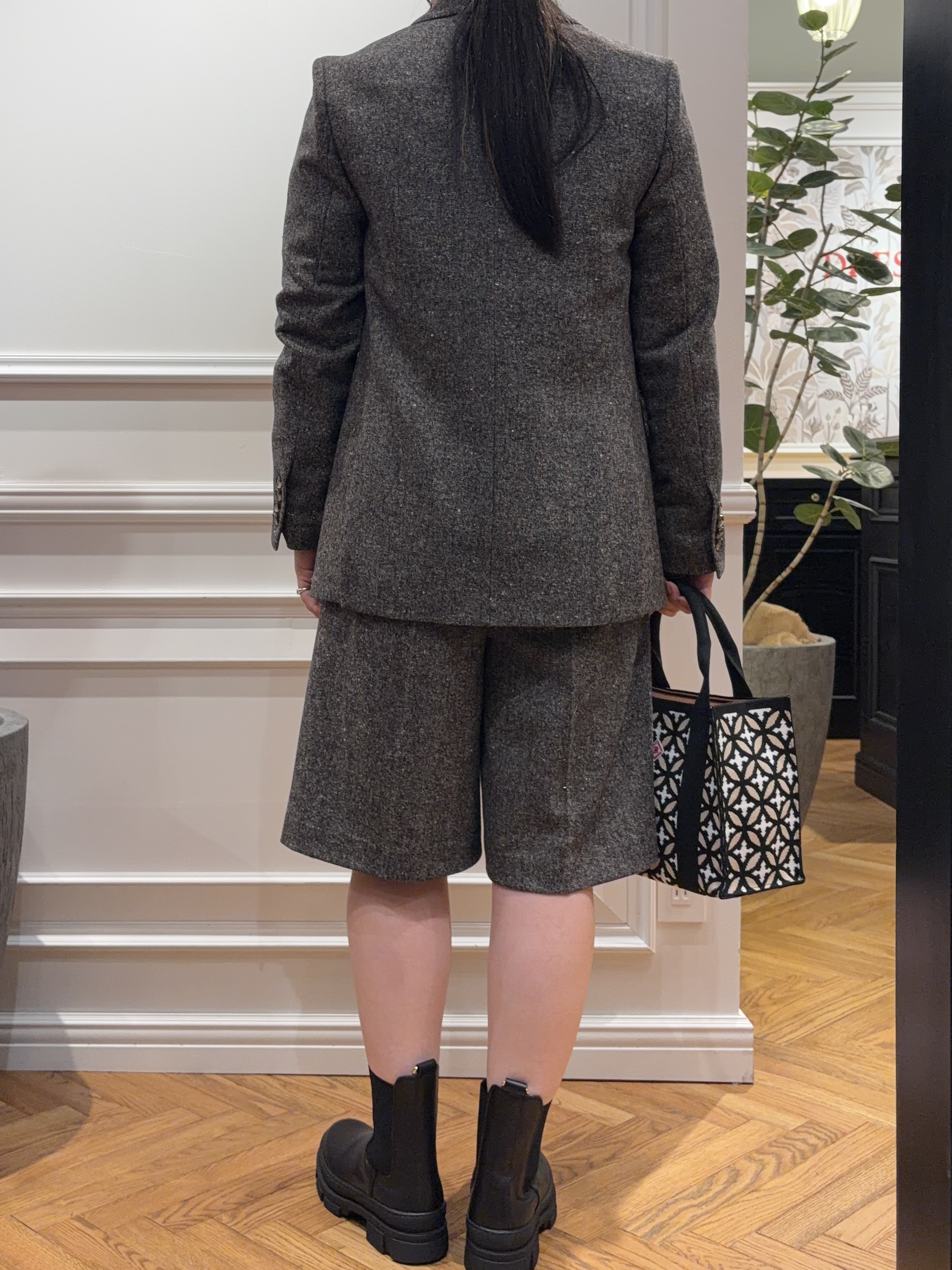 SAKAIさんの「DRESSTERIOR｜【取り外し可能】2WAY ボウタイデニムシャツ」を使ったコーディネート