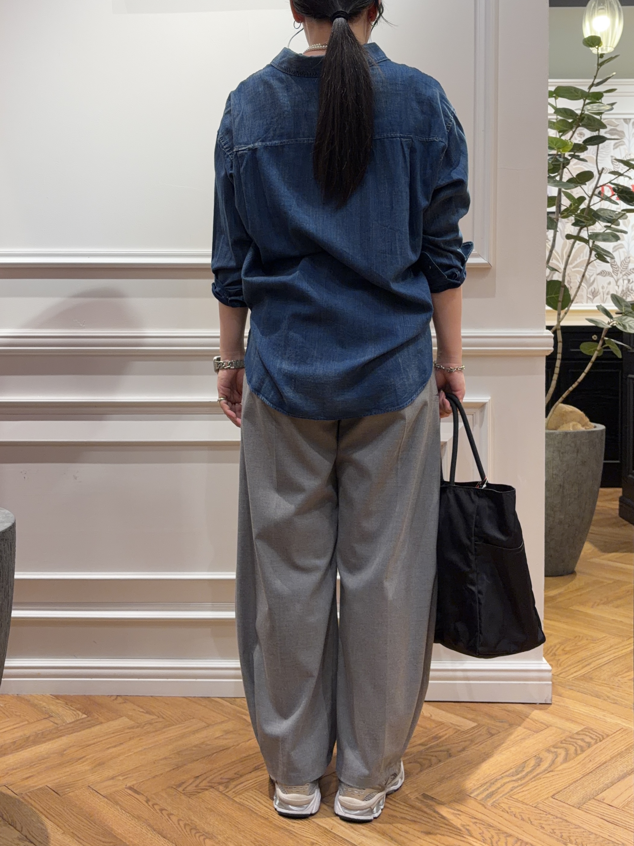 SAKAIさんの「DRESSTERIOR｜【涼しく着映え】シアーデニムシャツ」を使ったコーディネート