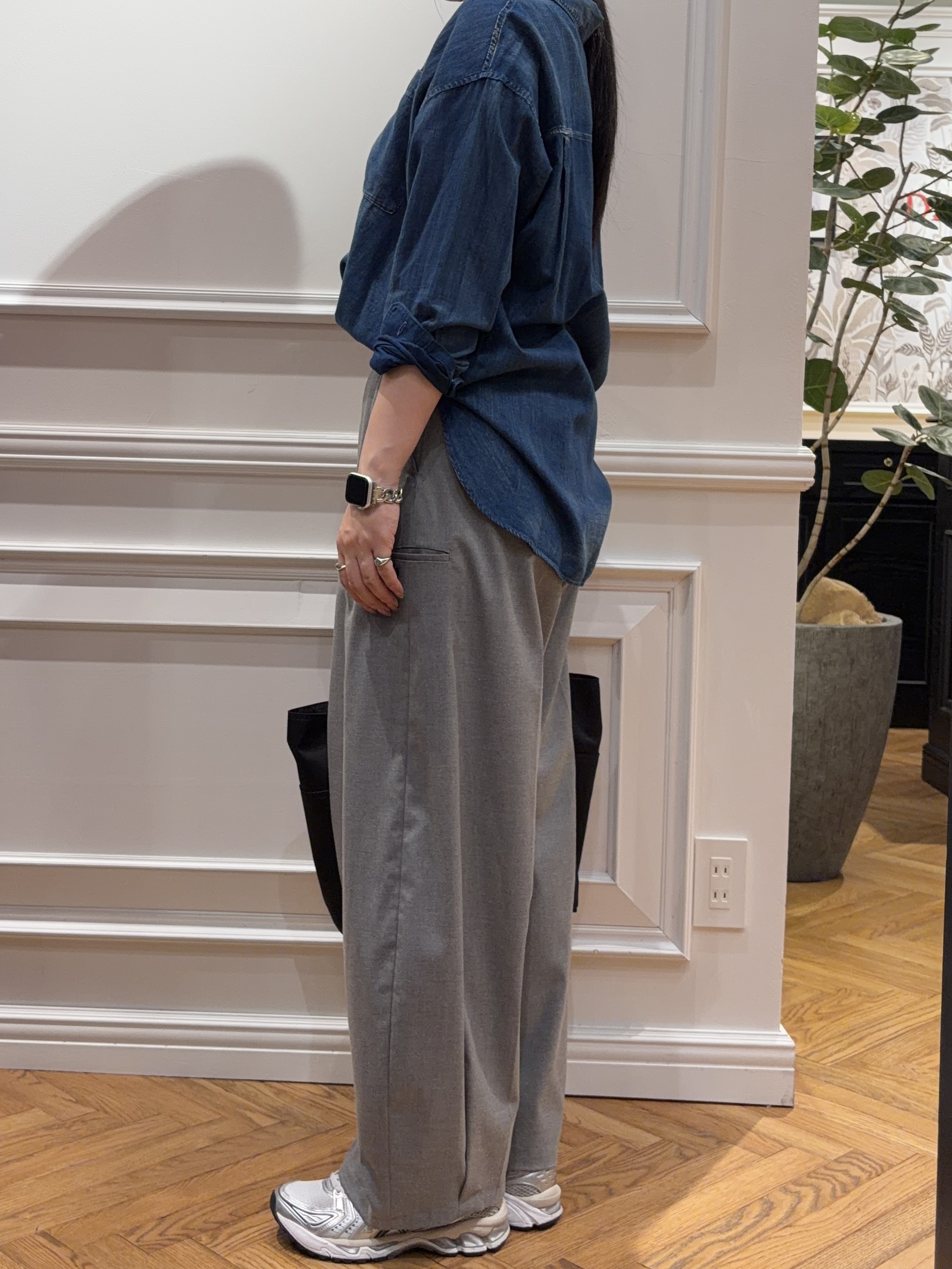 SAKAIさんの「DRESSTERIOR｜【涼しく着映え】シアーデニムシャツ」を使ったコーディネート