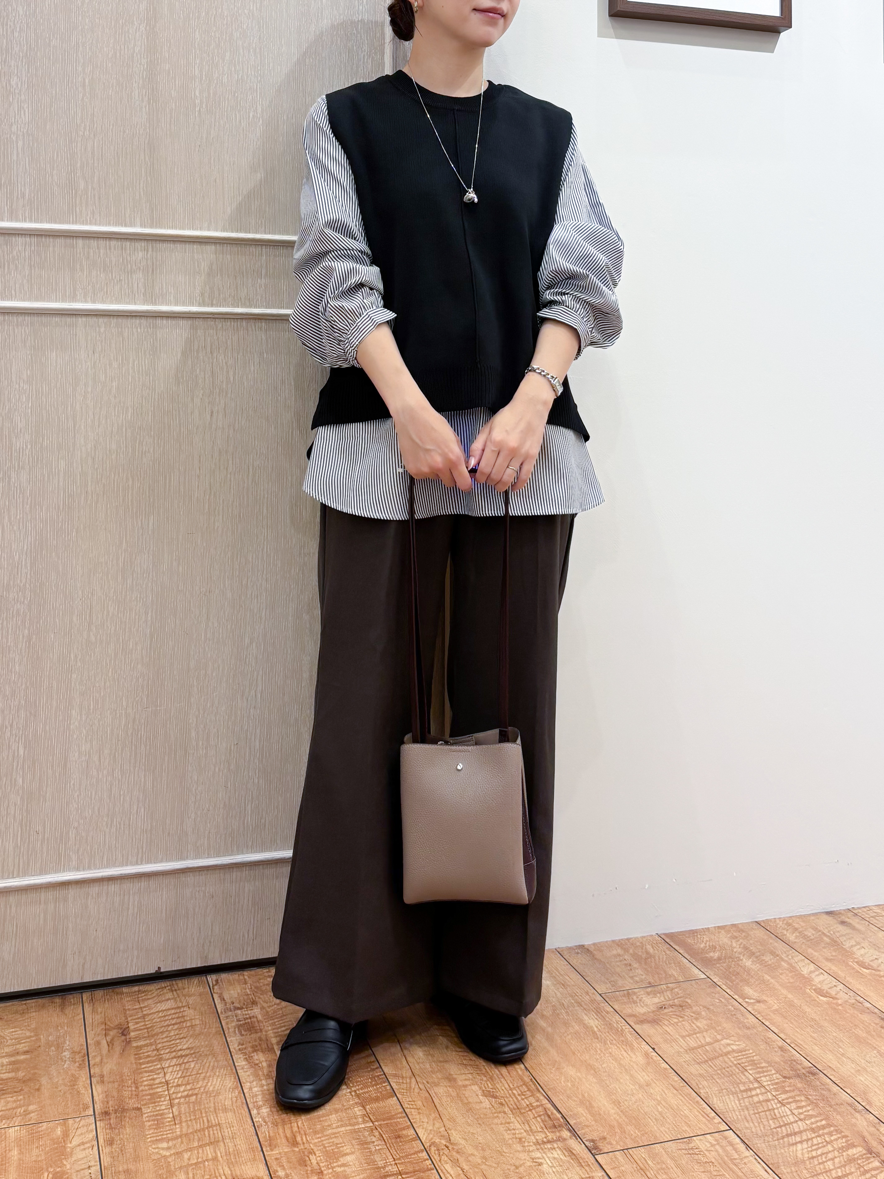 なみさんの「SHOO･LA･RUE｜【2点セット/S-LL】着回し自在 スポンディッシュニットベスト＆フレアシャツ」を使ったコーディネート