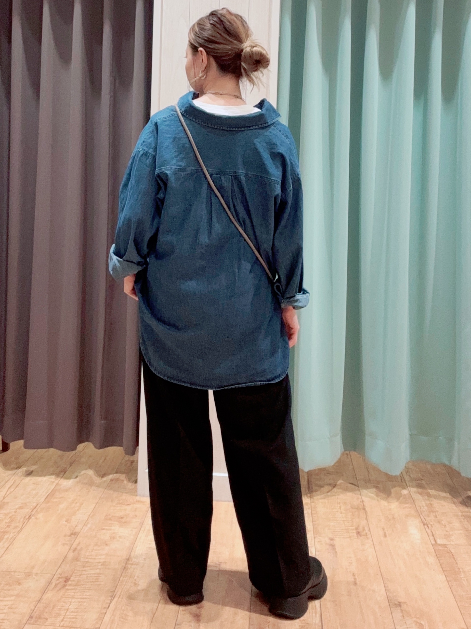 なみぞうさんの「SHOO･LA･RUE｜ライトオンスデニム ダブルポケット オーバーサイズシャツ」を使ったコーディネート