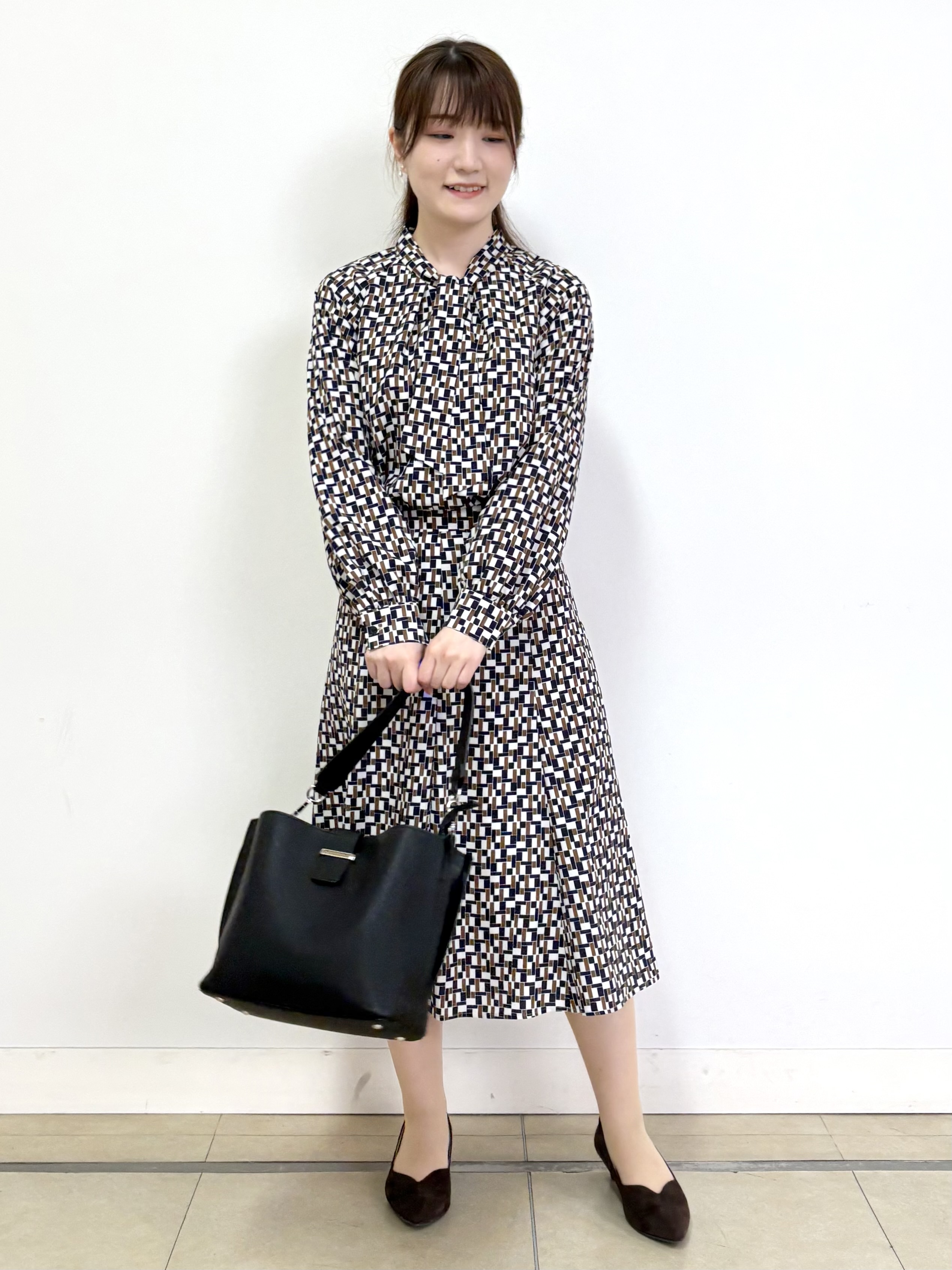 mikiさんの「Reflect｜【SS-4Lサイズ／セットアップ】幾何柄プリント ボウタイデザインブラウス」を使ったコーディネート