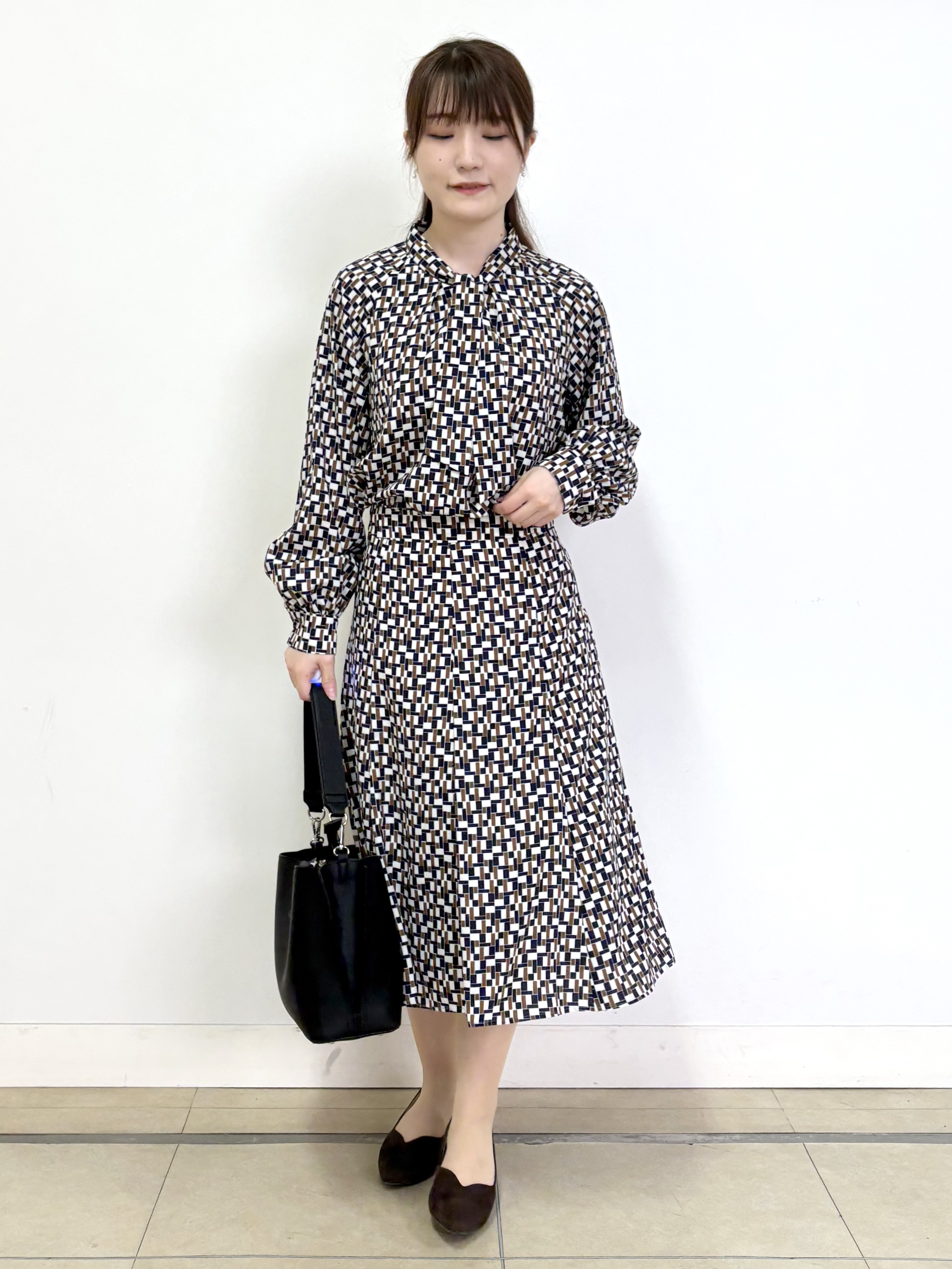mikiさんの「Reflect｜【SS-4Lサイズ／セットアップ】幾何柄プリント ボウタイデザインブラウス」を使ったコーディネート