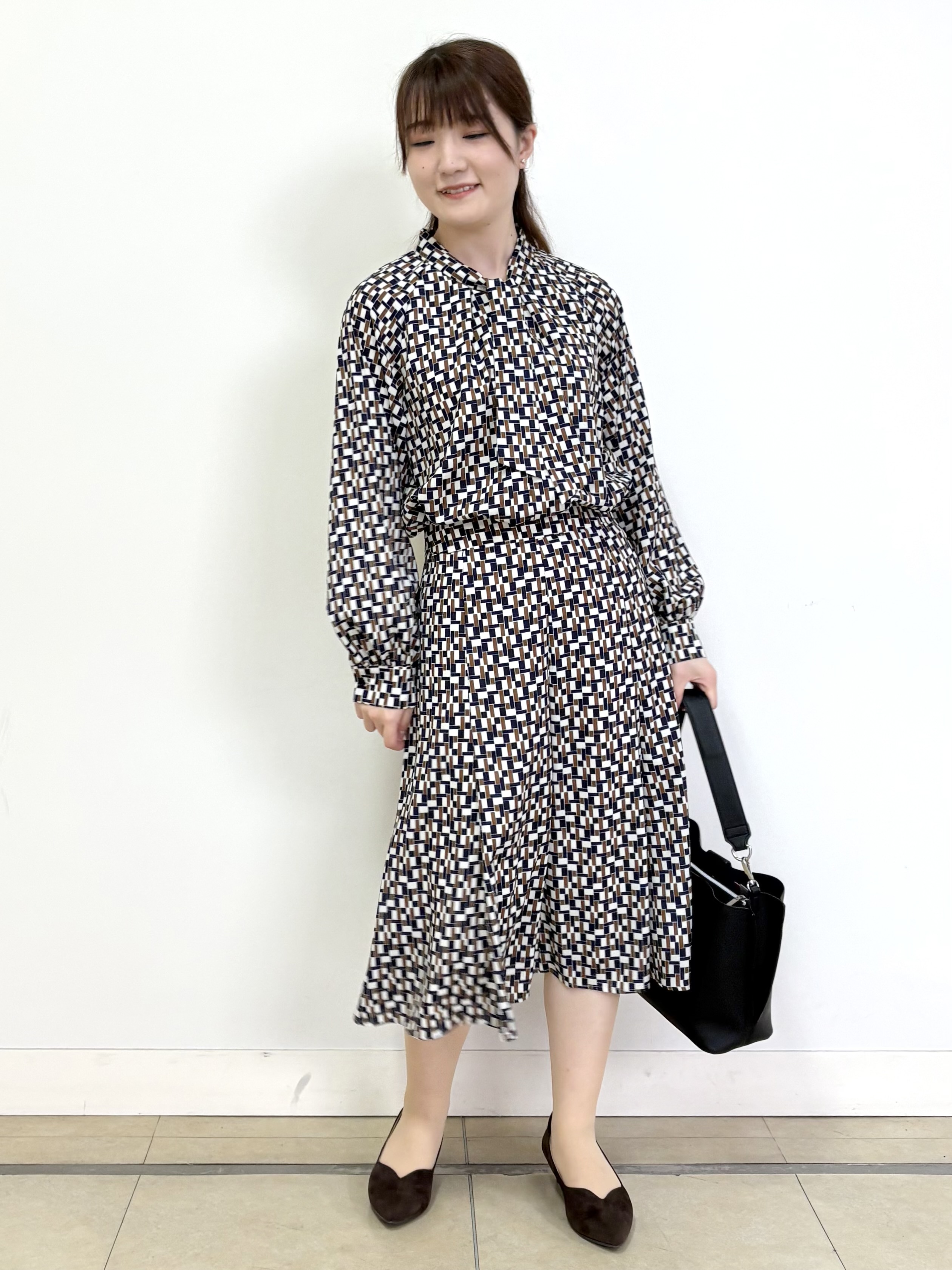 mikiさんの「Reflect｜【SS-4Lサイズ／セットアップ】幾何柄プリント ボウタイデザインブラウス」を使ったコーディネート