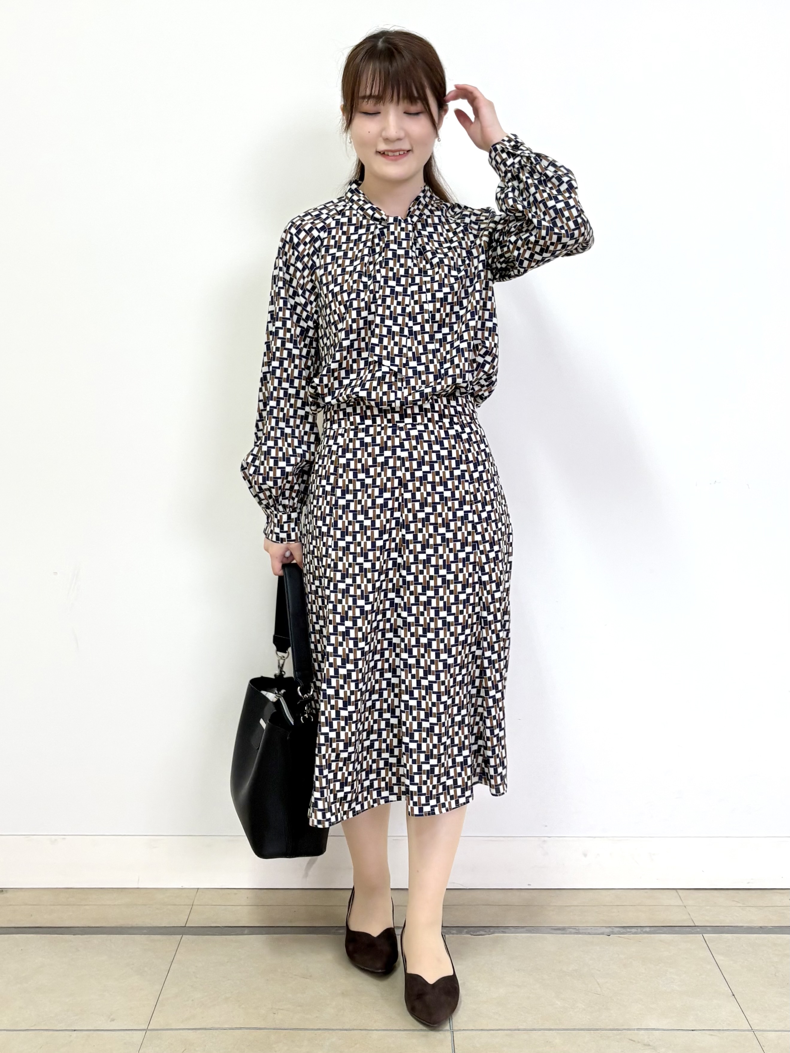 mikiさんの「Reflect｜【SS-4Lサイズ／セットアップ】幾何柄プリント ボウタイデザインブラウス」を使ったコーディネート