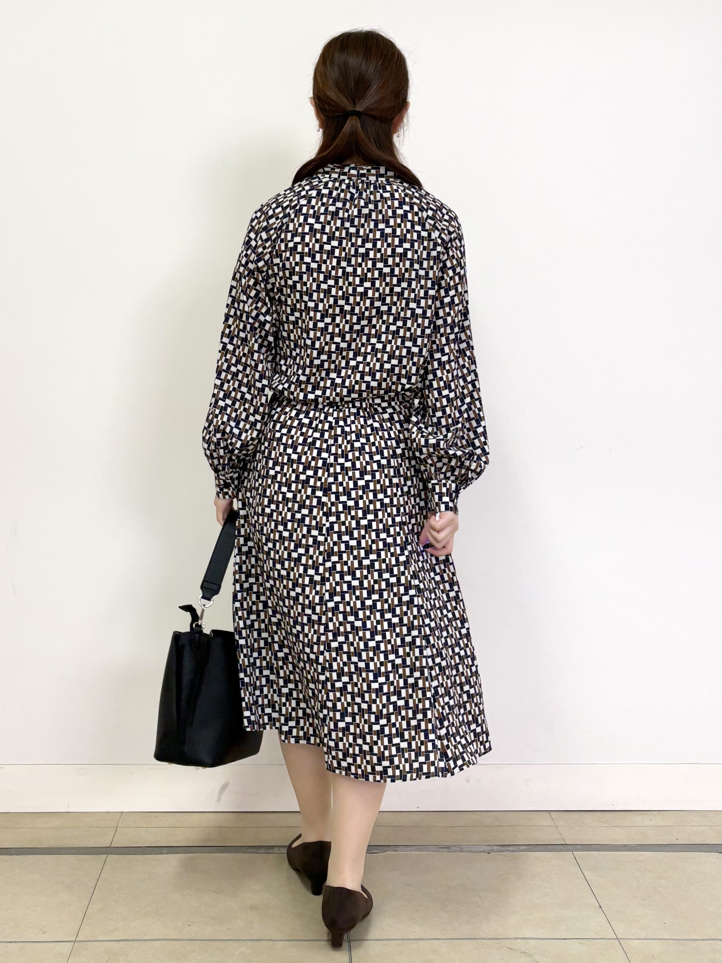 mikiさんの「Reflect｜【SS-4Lサイズ／セットアップ】幾何柄プリント ボウタイデザインブラウス」を使ったコーディネート