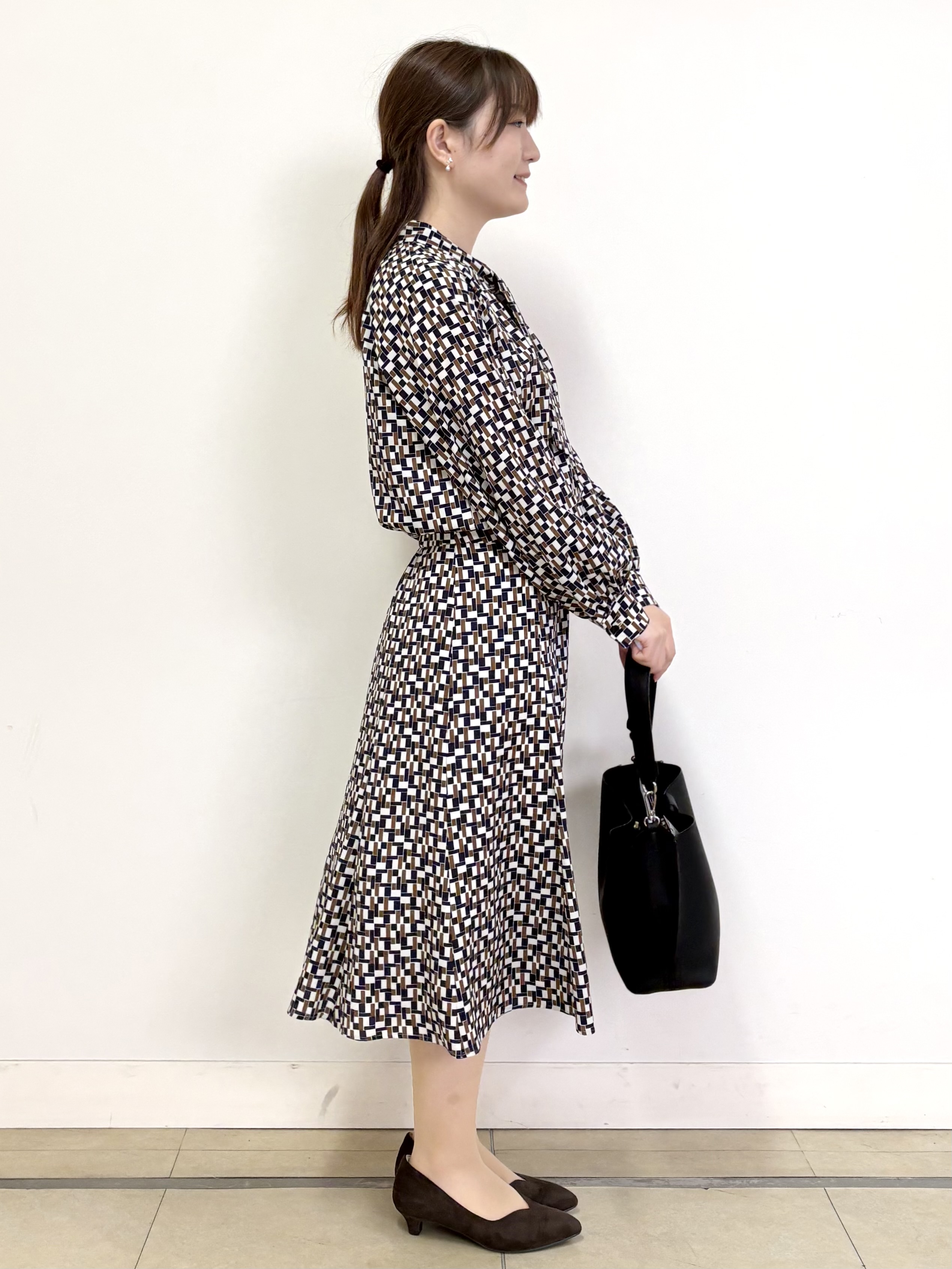 mikiさんの「Reflect｜【SS-4Lサイズ／セットアップ】幾何柄プリント ボウタイデザインブラウス」を使ったコーディネート