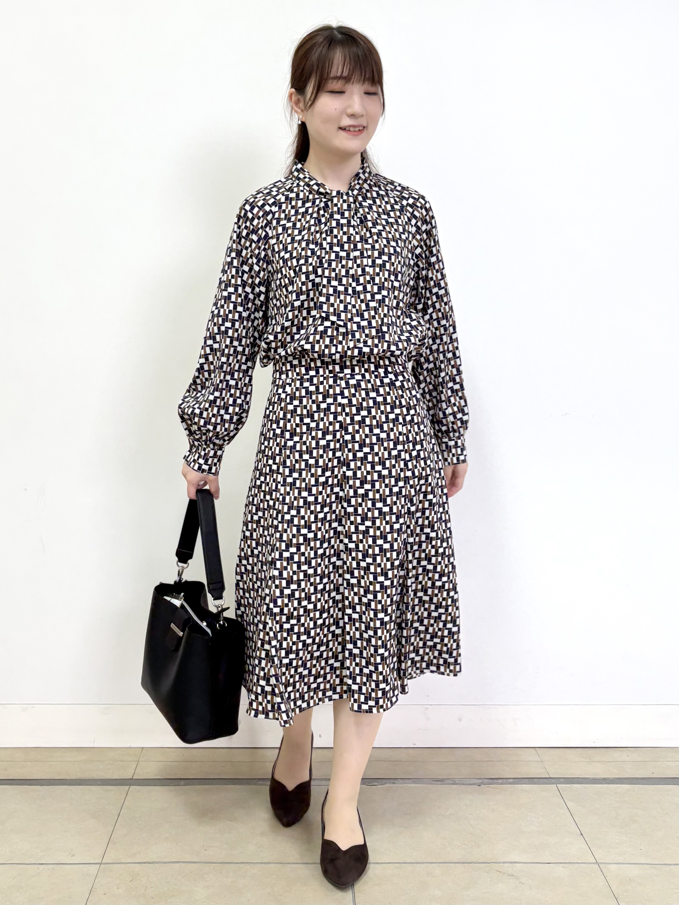 mikiさんの「Reflect｜【SS-4Lサイズ／セットアップ】幾何柄プリント ボウタイデザインブラウス」を使ったコーディネート