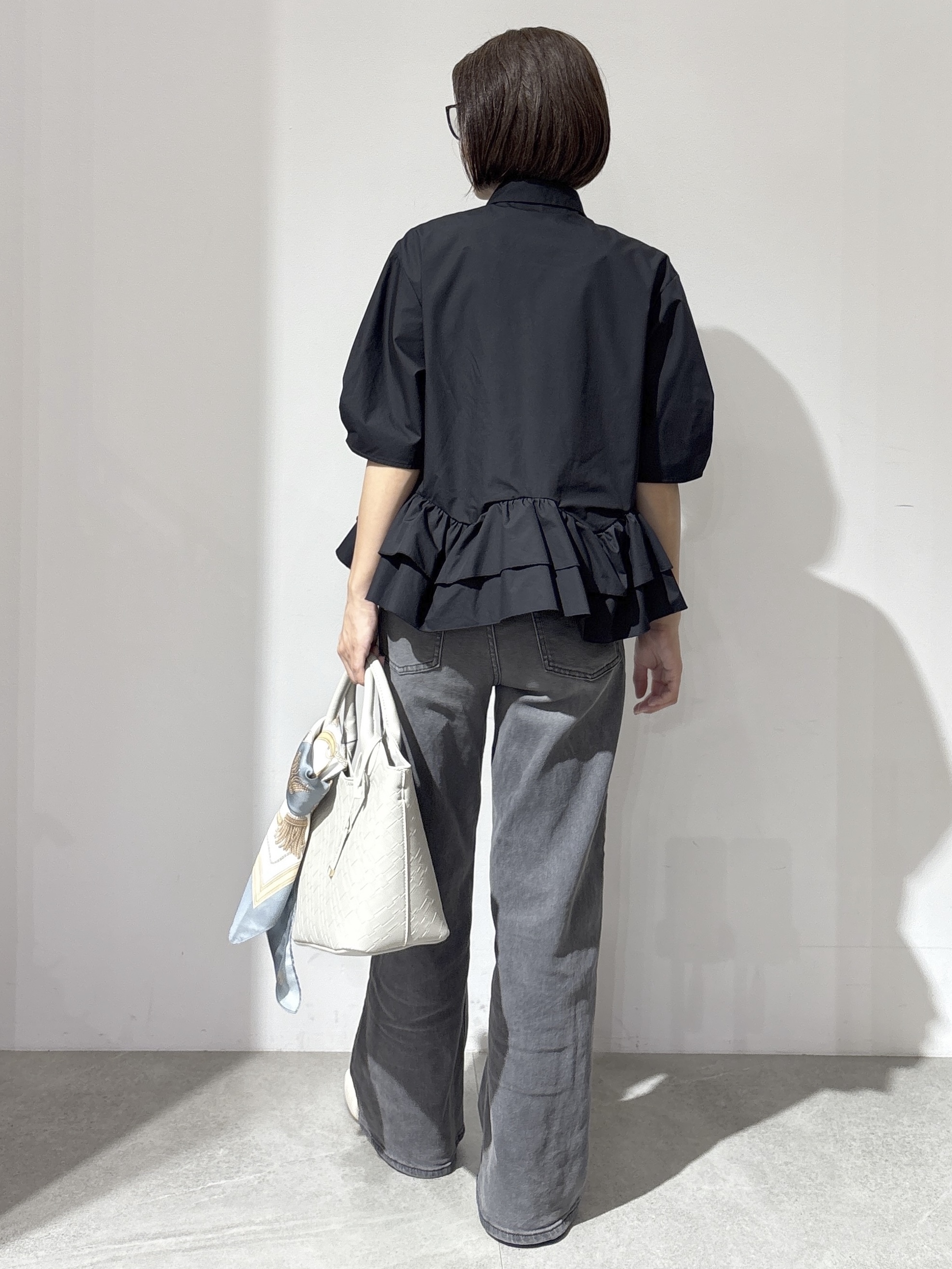NAKAさんの「OPAQUE.CLIP｜【森絵梨佳さん着用】裾ラッフルデザインブラウス《洗濯機OK》」を使ったコーディネート