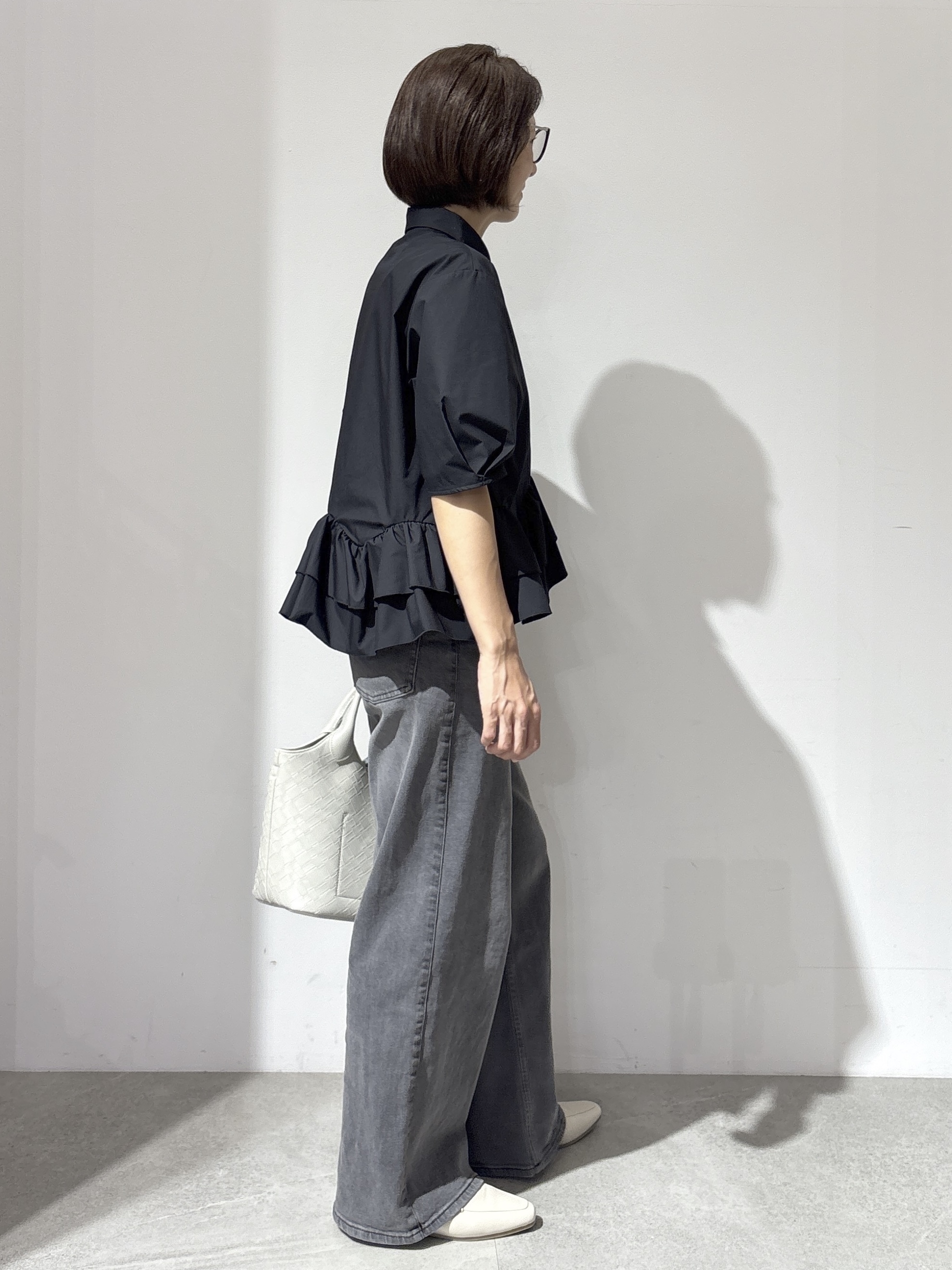 NAKAさんの「OPAQUE.CLIP｜【森絵梨佳さん着用】裾ラッフルデザインブラウス《洗濯機OK》」を使ったコーディネート